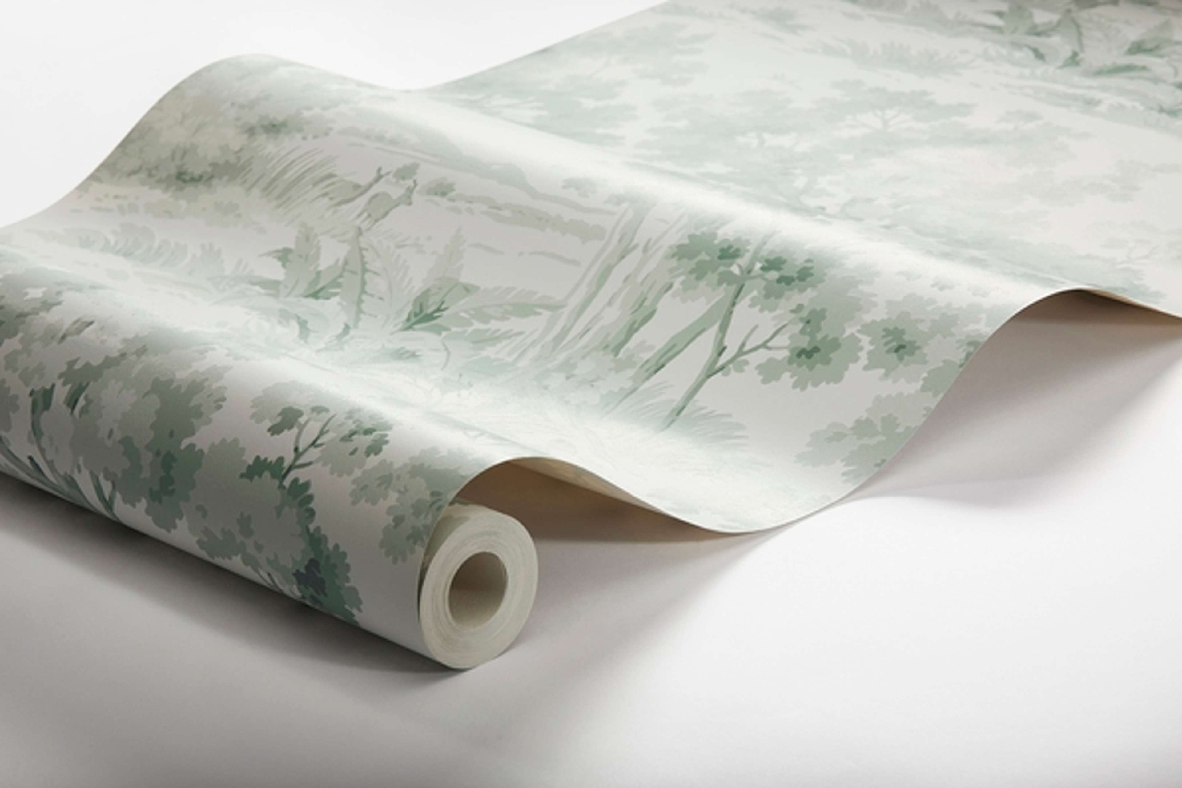 Countryside Morning tapet från Boråstapeter med botaniskt mönster i grön. Från kollektionen Falsterbo III. Nonwoven-material med förskjuten passning.