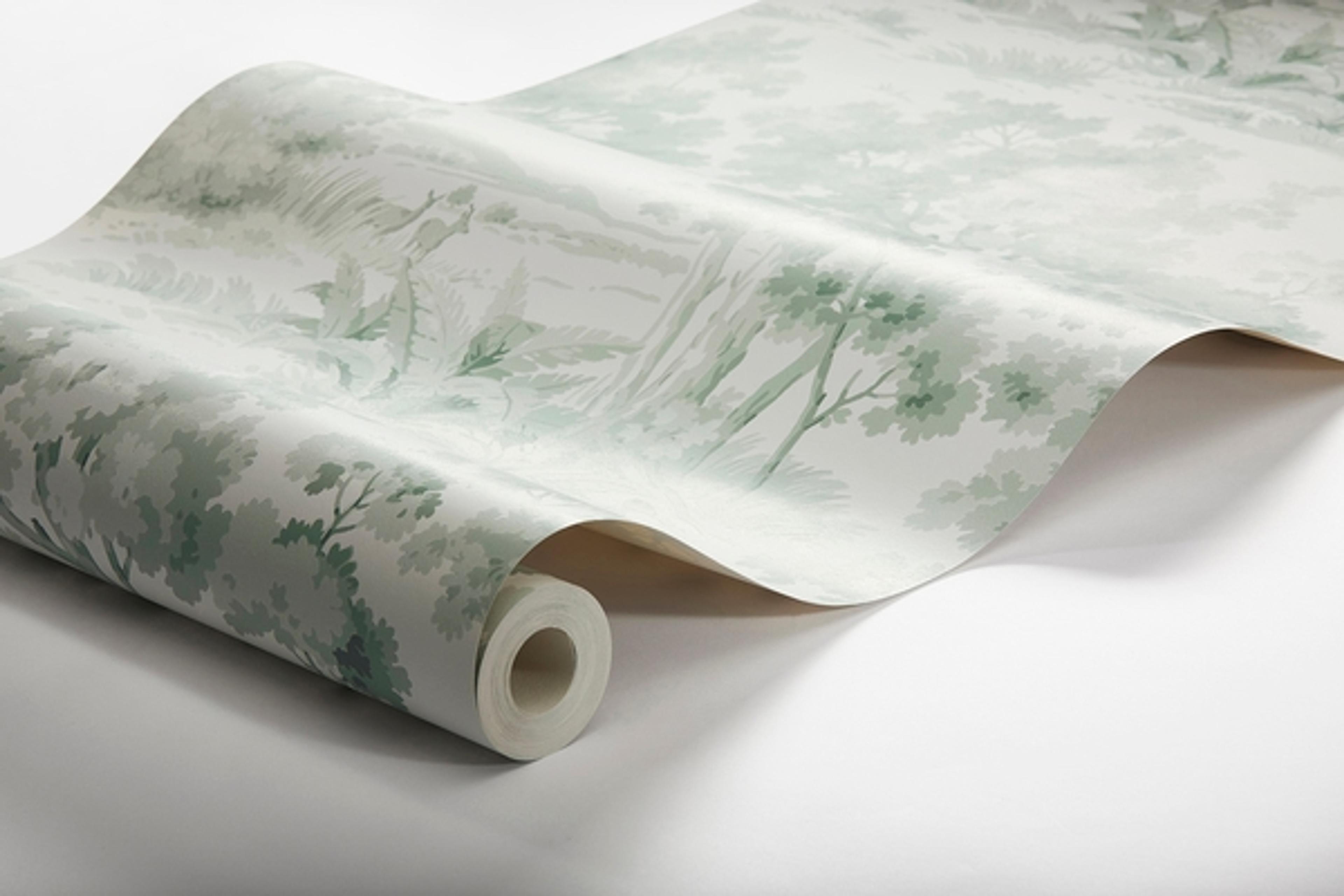 Countryside Morning tapet från Boråstapeter med botaniskt mönster i grön. Från kollektionen Falsterbo III. Nonwoven-material med förskjuten passning.