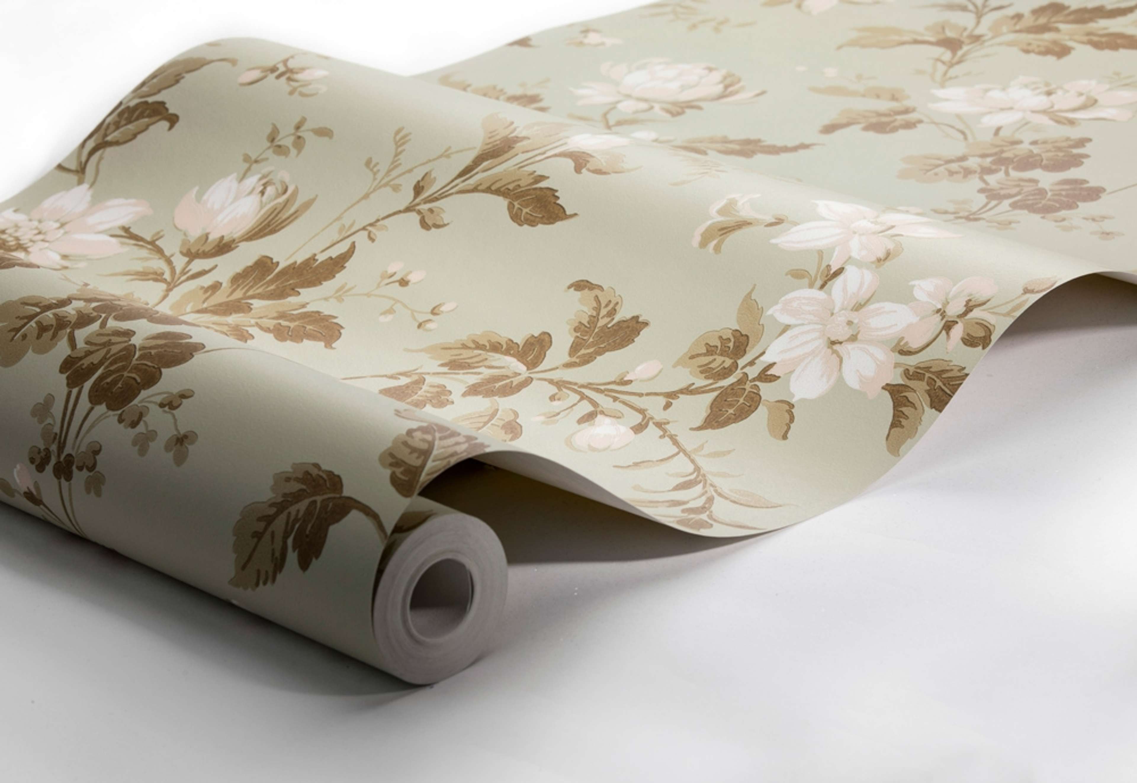 Blomslinga, lindblomsgrön botten tapet från Boråstapeter med blommigt mönster i vit, grön och beige. Från kollektionen anno. Nonwoven-material med förskjuten passning. Passar i sovrum och matsal.