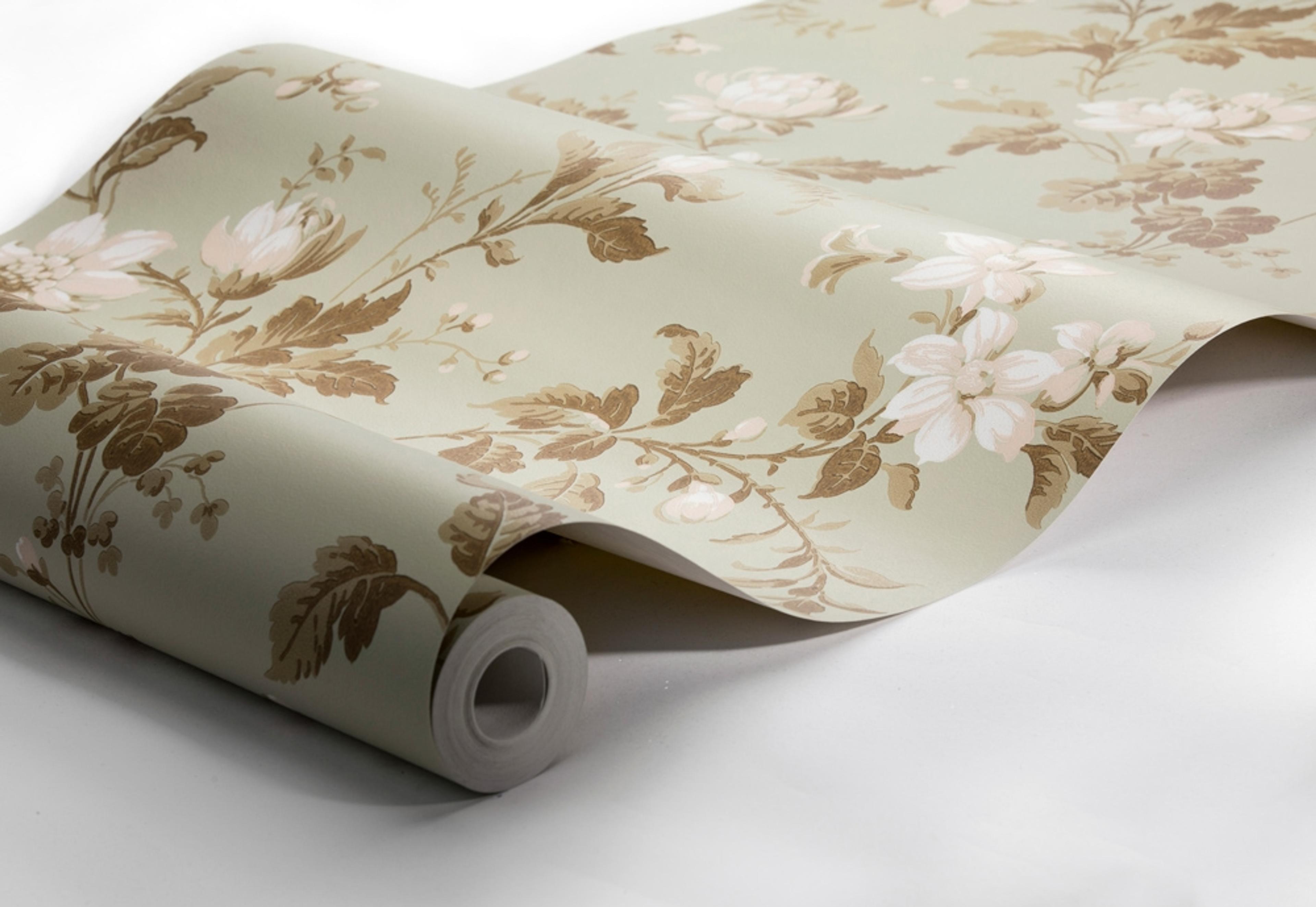 Blomslinga, lindblomsgrön botten tapet från Boråstapeter med blommigt mönster i vit, grön och beige. Från kollektionen anno. Nonwoven-material med förskjuten passning. Passar i sovrum och matsal.