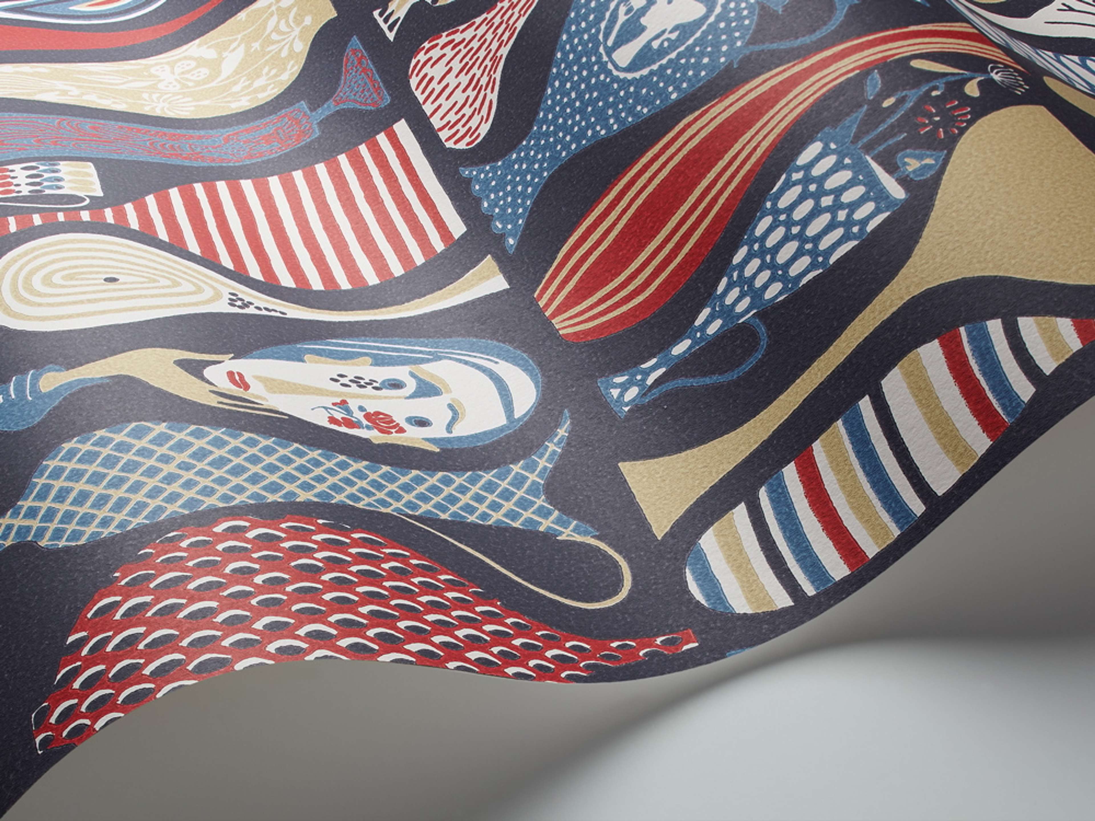 Pottery tapet från Boråstapeter med grafiskt, retro mönster i blå. Från kollektionen Scandinavian Designers II. Nonwoven-material med rak passning. Vintage, lek-stil.