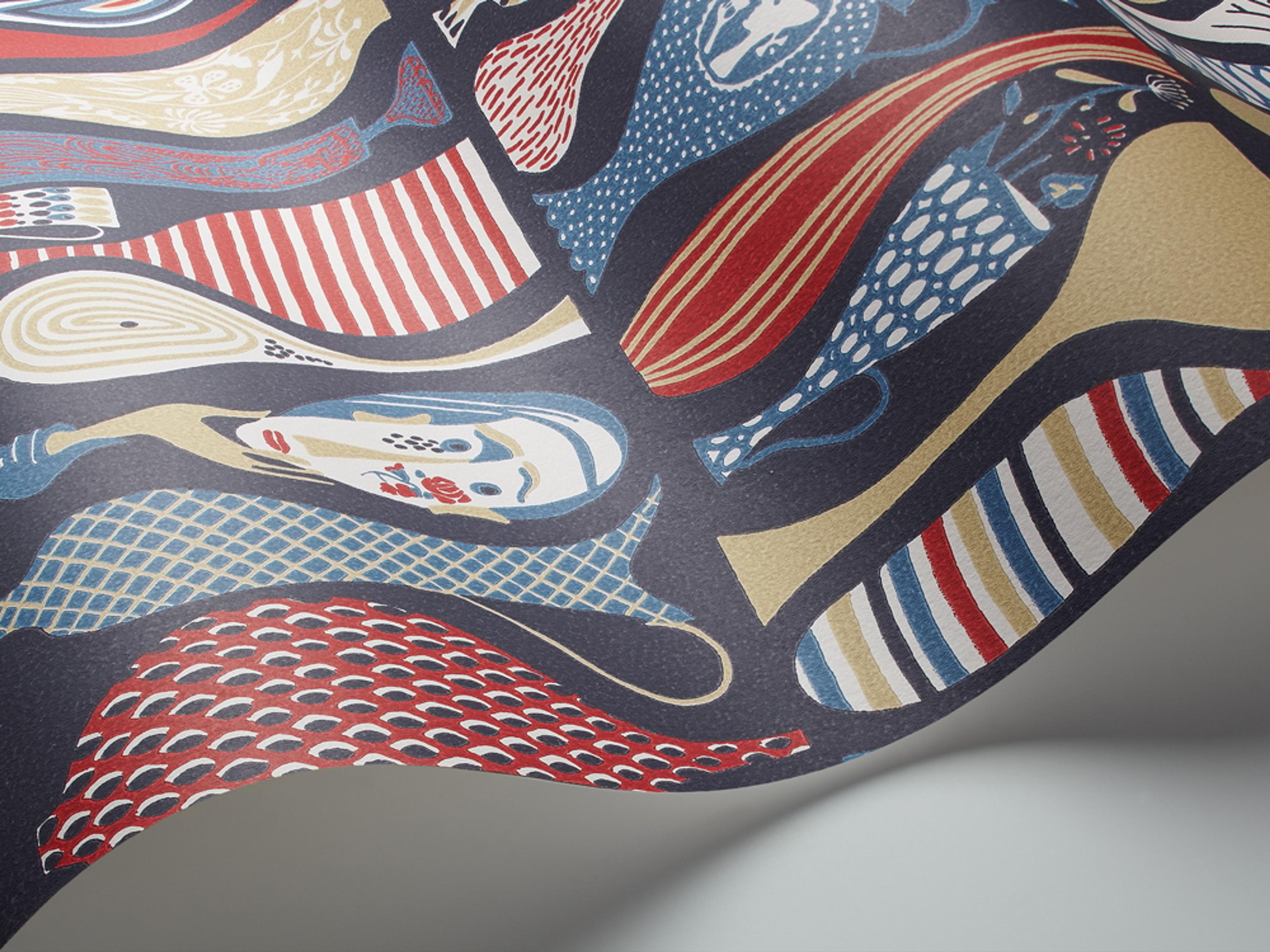 Pottery tapet från Boråstapeter med grafiskt, retro mönster i blå. Från kollektionen Scandinavian Designers II. Nonwoven-material med rak passning. Vintage, lek-stil.