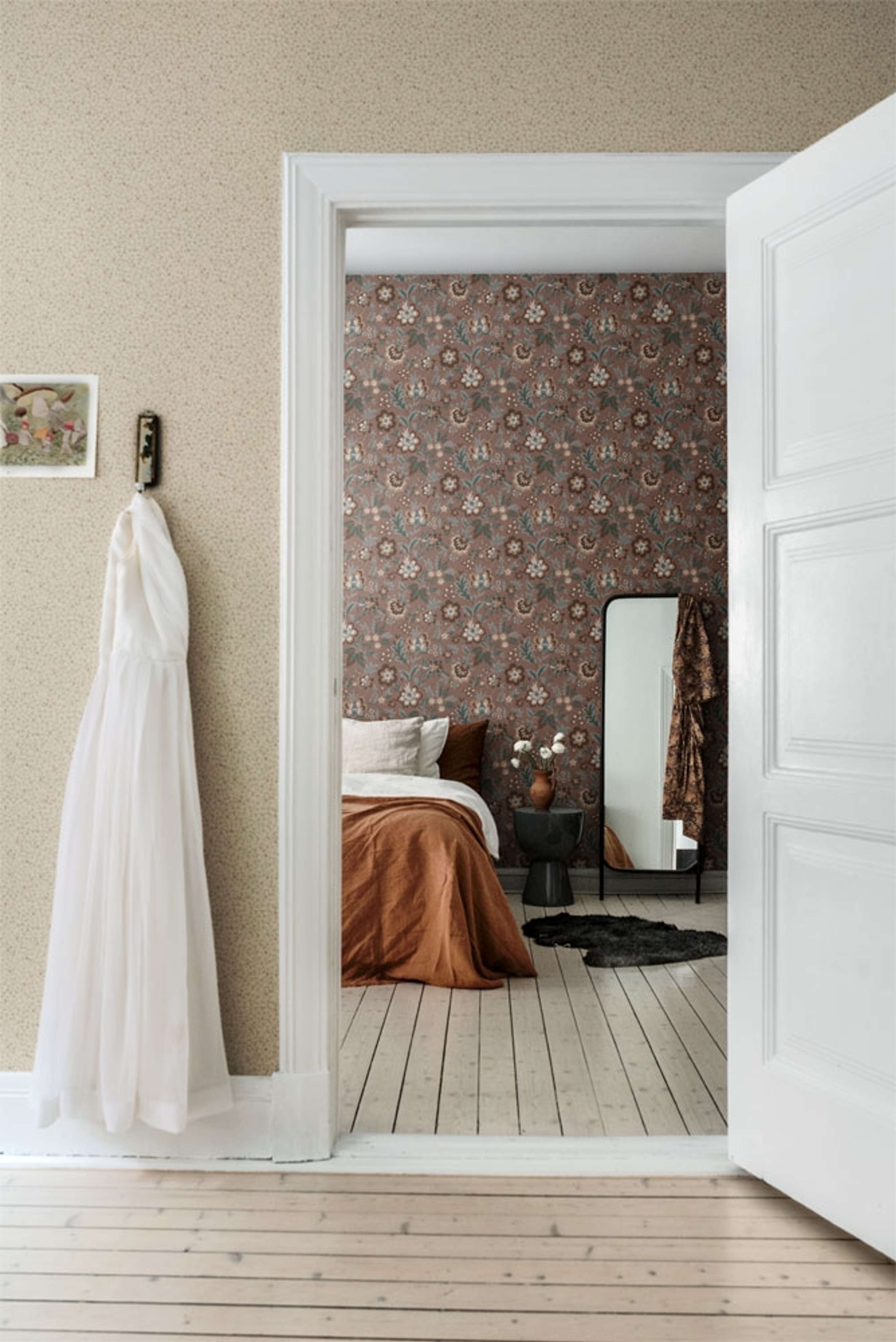 Clover småblommig, sand tapet från Midbec med botaniskt mönster i beige. Från kollektionen Lyckebo. Nonwoven-material med rak passning.