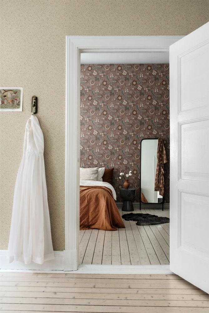 Clover småblommig, sand tapet från Midbec med botaniskt mönster i beige. Från kollektionen Lyckebo. Nonwoven-material med rak passning.