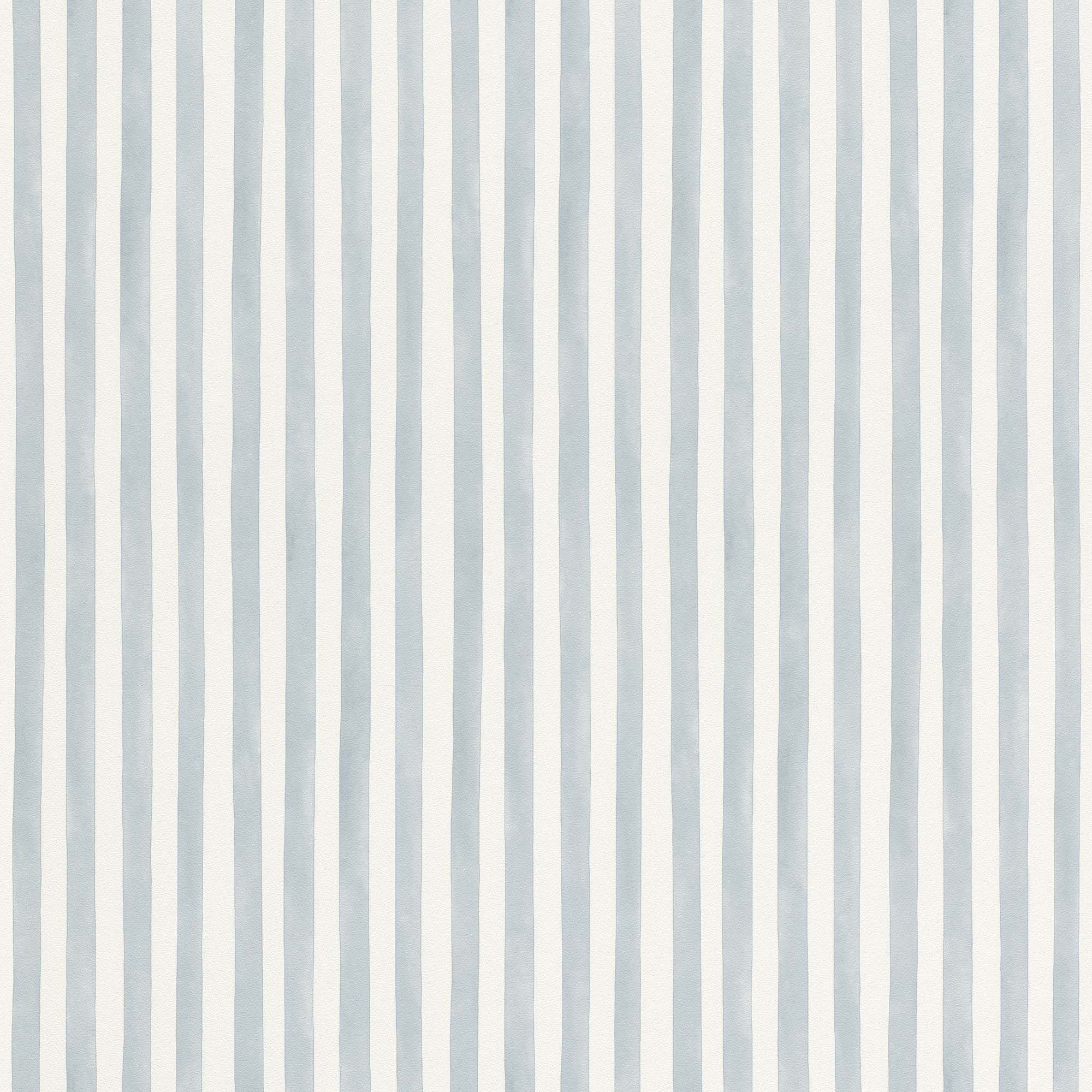 Kids World tapet med randigt mönster i vit och blå. Från kollektionen Kids World. Nonwoven-material. Passar i vardagsrum, hall och barnrum.