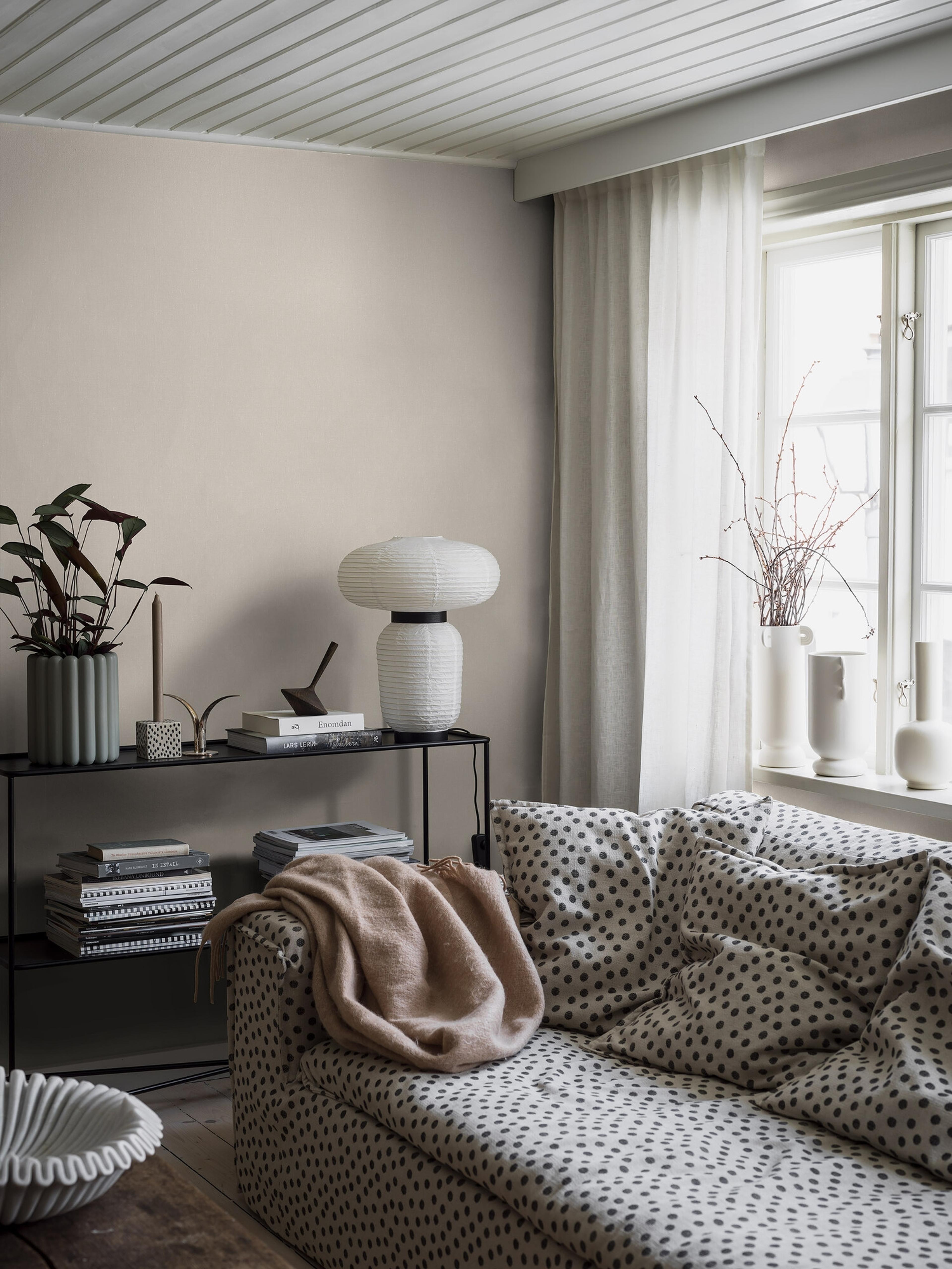 Linen Sand tapet med enfargat, textilimitation mönster i beige. Från kollektionen Linen. Nonwoven-material. Passar i vardagsrum och matsal.