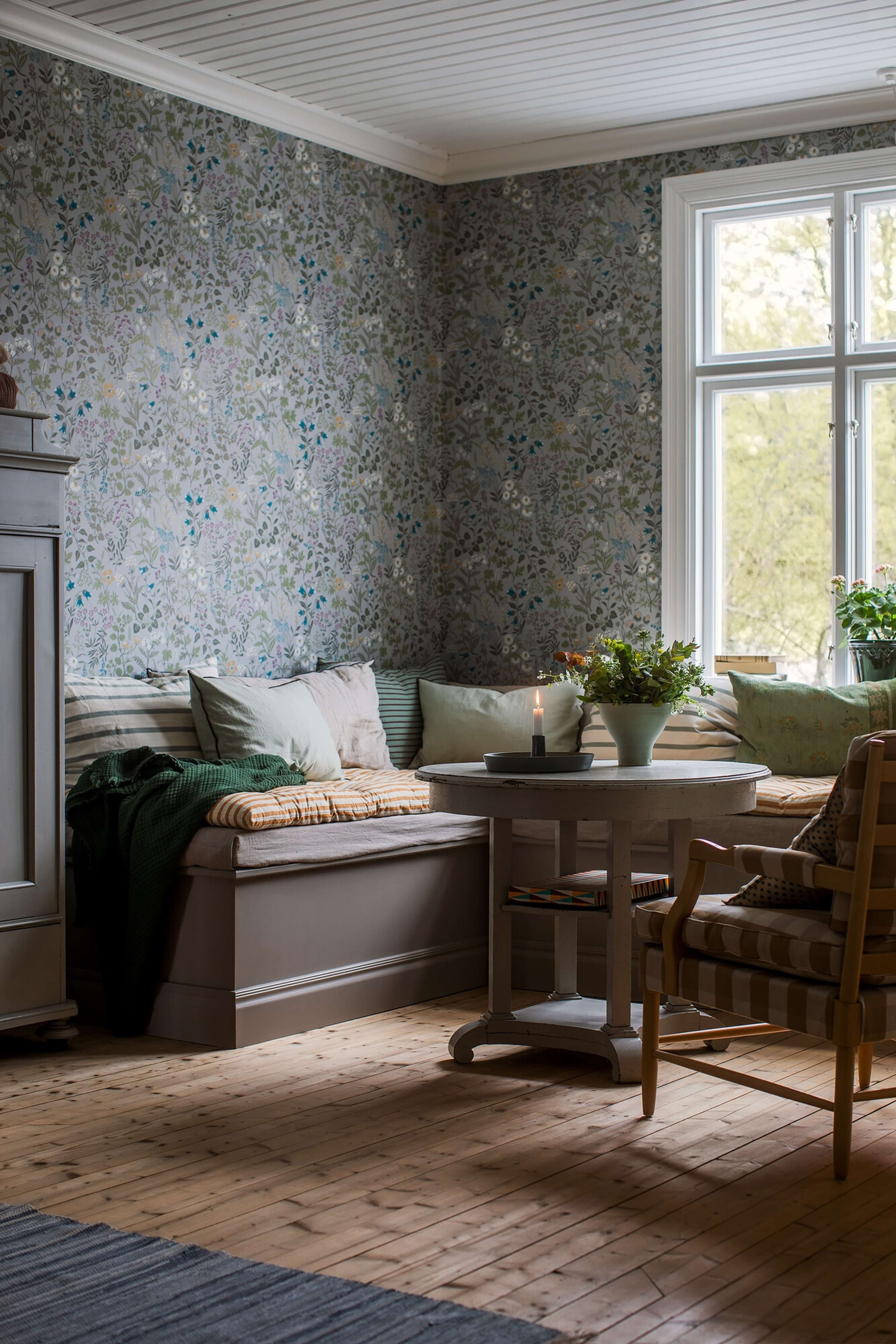 Flora tapet med blommigt mönster i grå. Från kollektionen Alla Tiders Hus. Nonwoven-material med förskjuten passning. Passar i vardagsrum, matsal och kök.