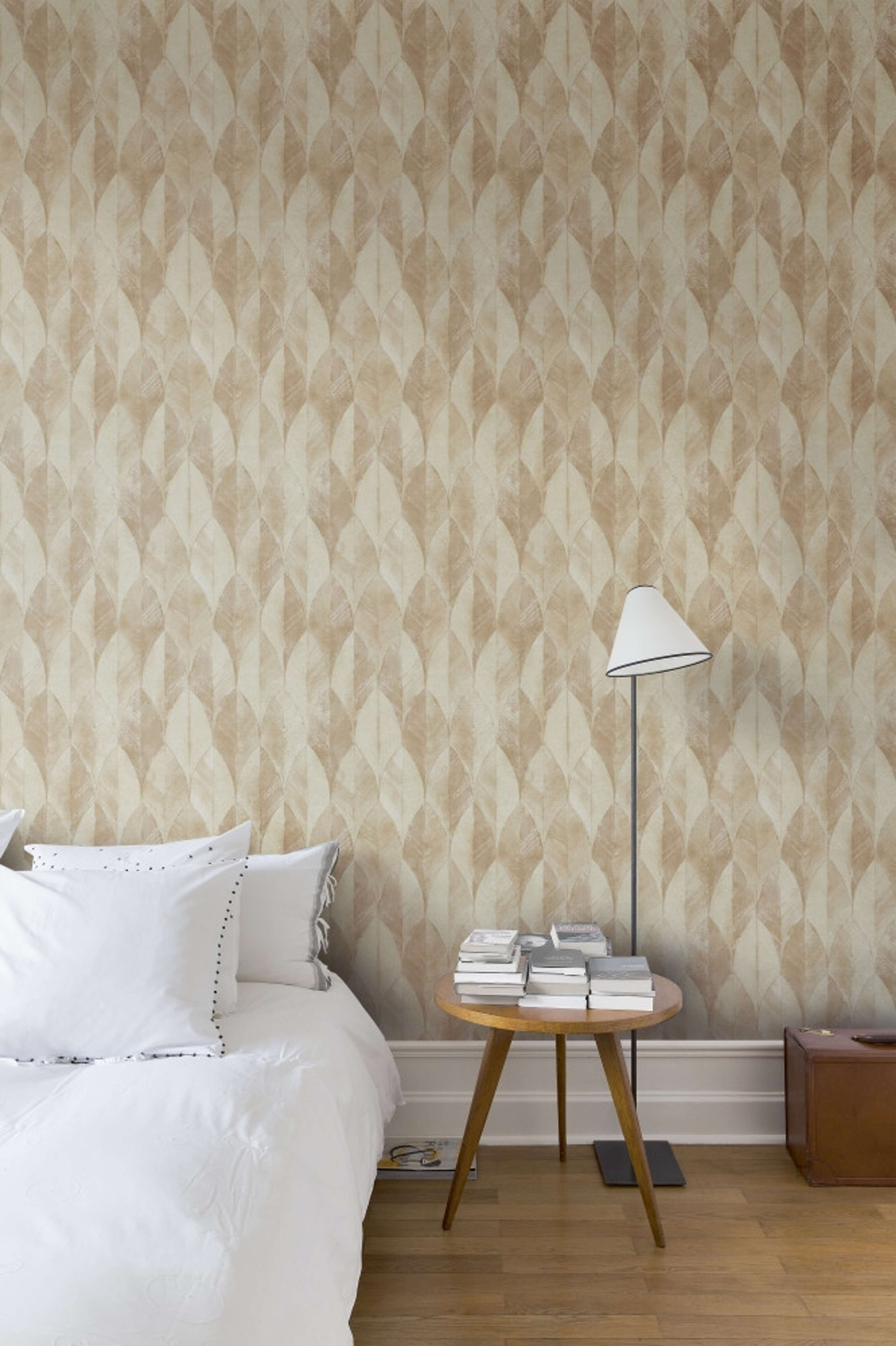 Gold Leaf tapet med grafiskt mönster i beige. Från kollektionen Malika. Nonwoven-material med förskjuten passning. Passar i vardagsrum och matsal.