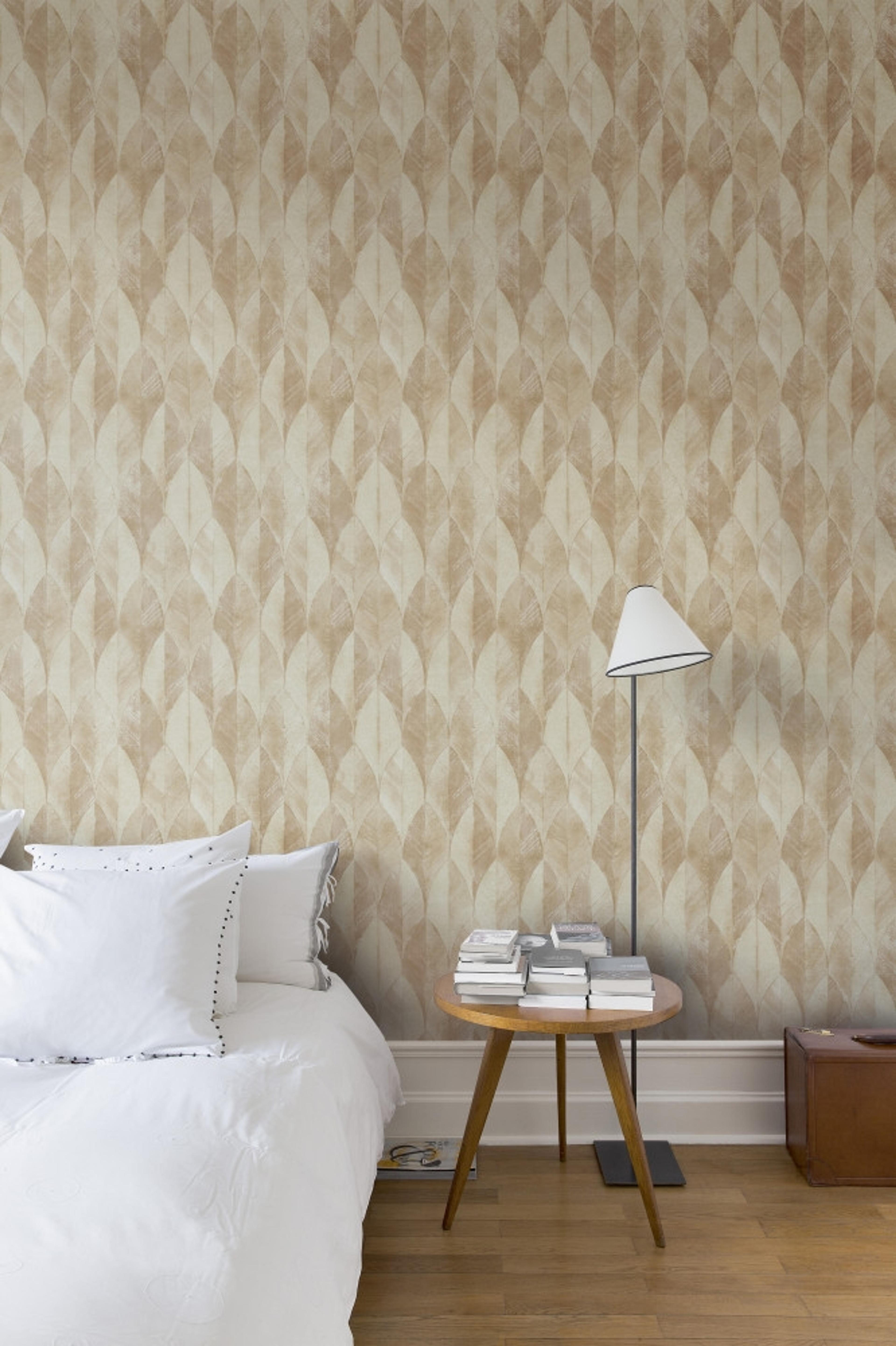 Gold Leaf tapet med grafiskt mönster i beige. Från kollektionen Malika. Nonwoven-material med förskjuten passning. Passar i vardagsrum och matsal.
