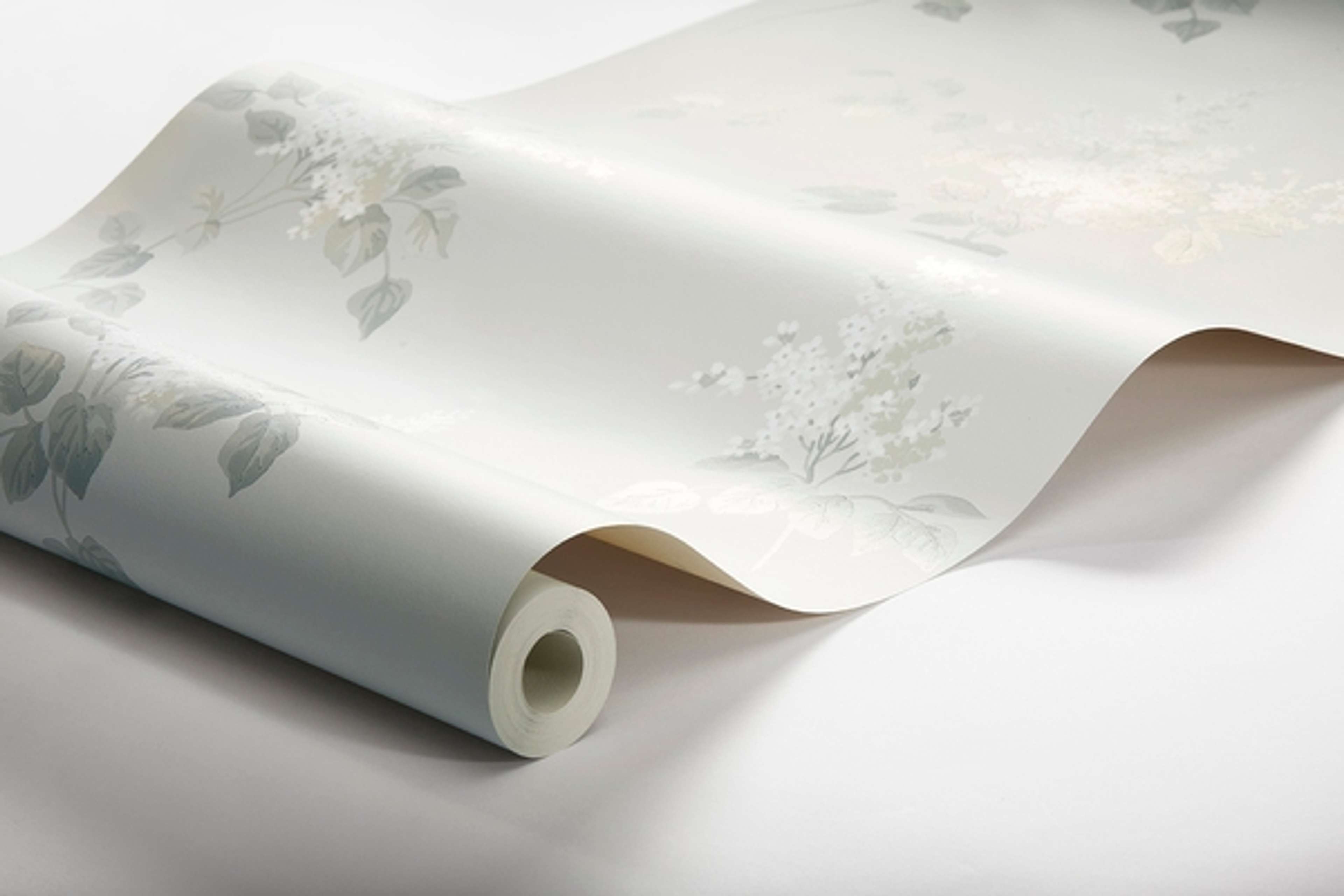 Lilacs tapet från Boråstapeter med blommigt mönster i grå. Från kollektionen Falsterbo III. Nonwoven-material med förskjuten passning.