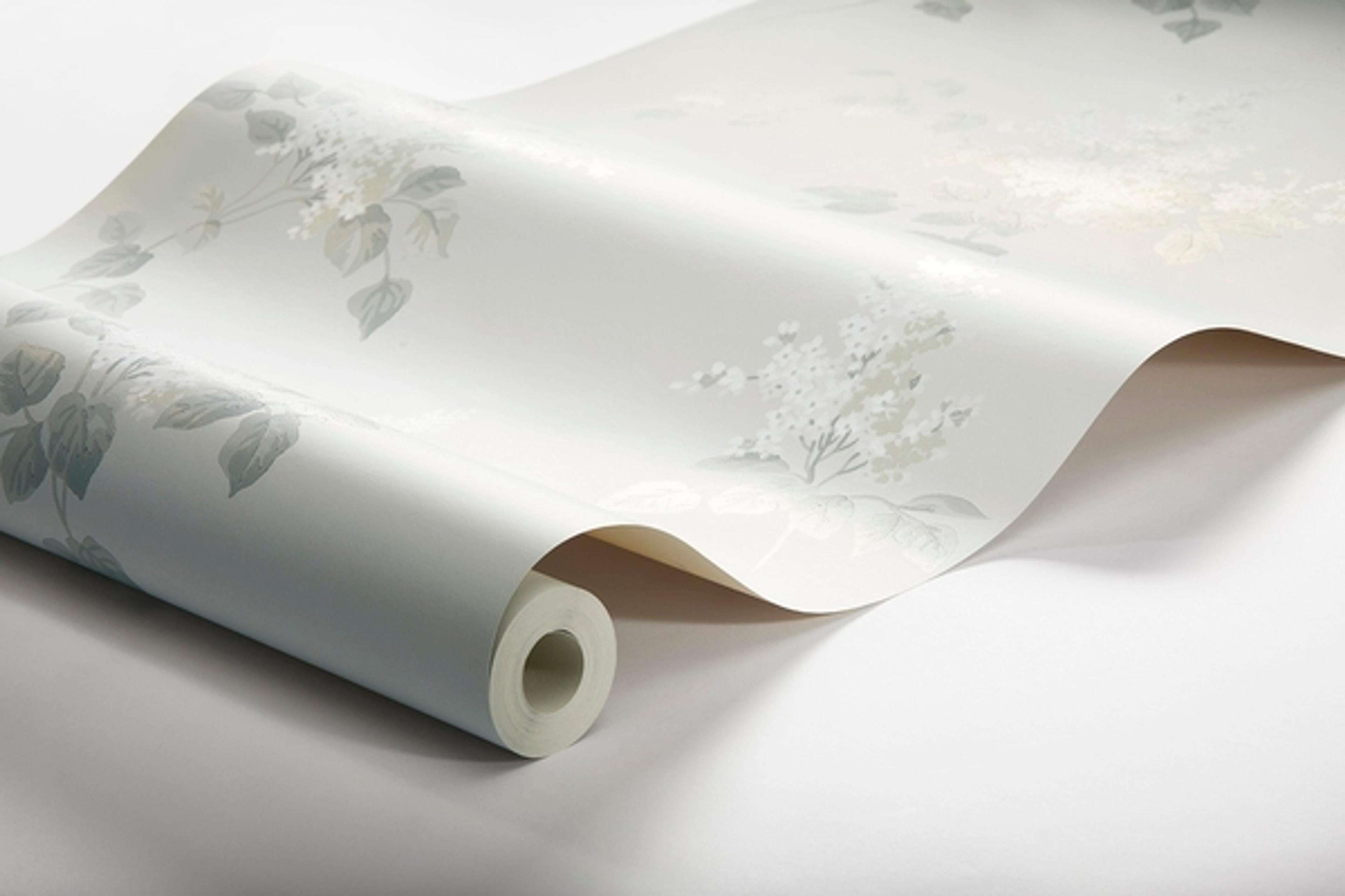 Lilacs tapet från Boråstapeter med blommigt mönster i grå. Från kollektionen Falsterbo III. Nonwoven-material med förskjuten passning.