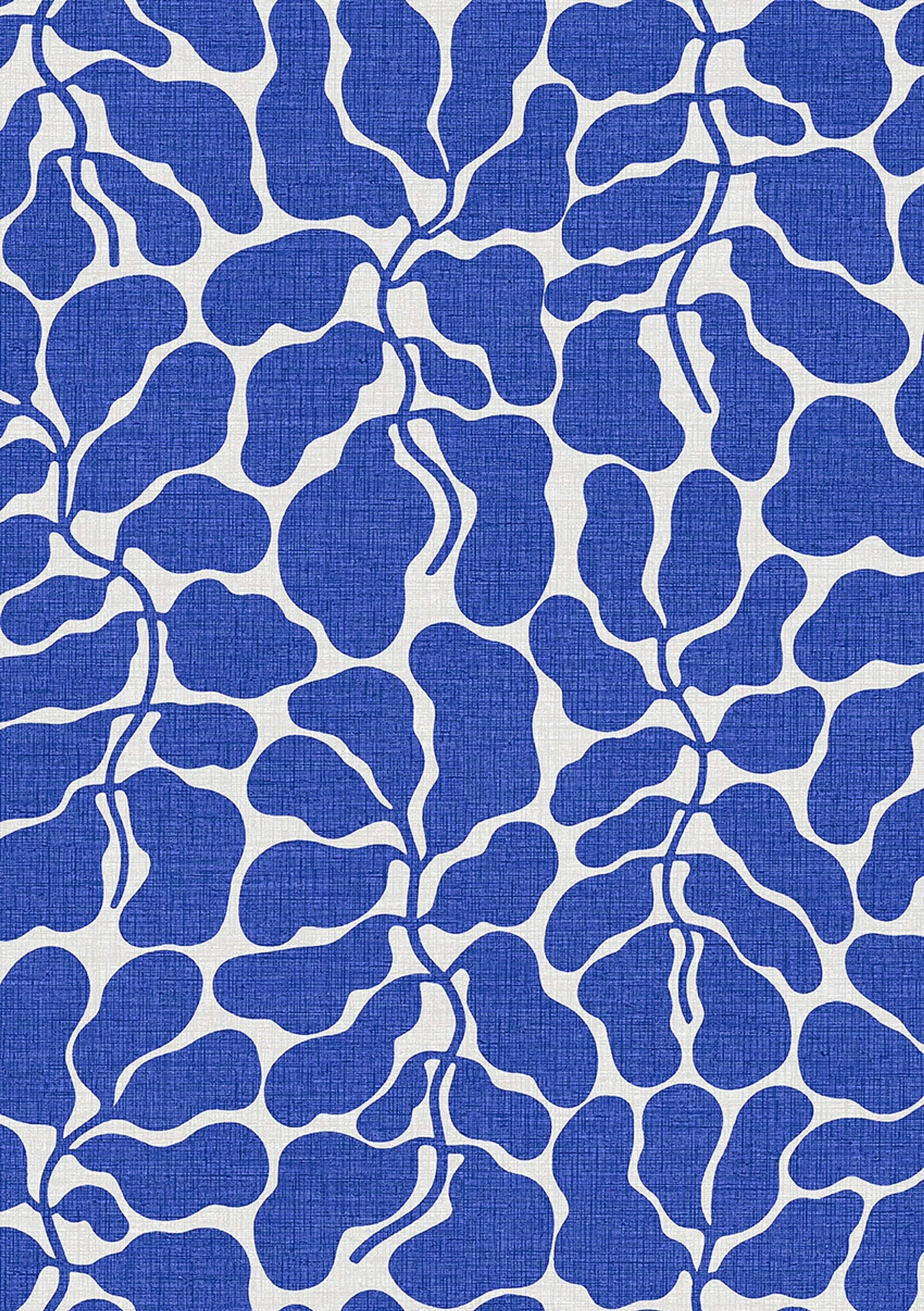 My Secret Garden blå, tapet tapet med botaniskt, grafiskt, retro mönster i blå. Från kollektionen swedish designers. Nonwoven-material med förskjuten passning.