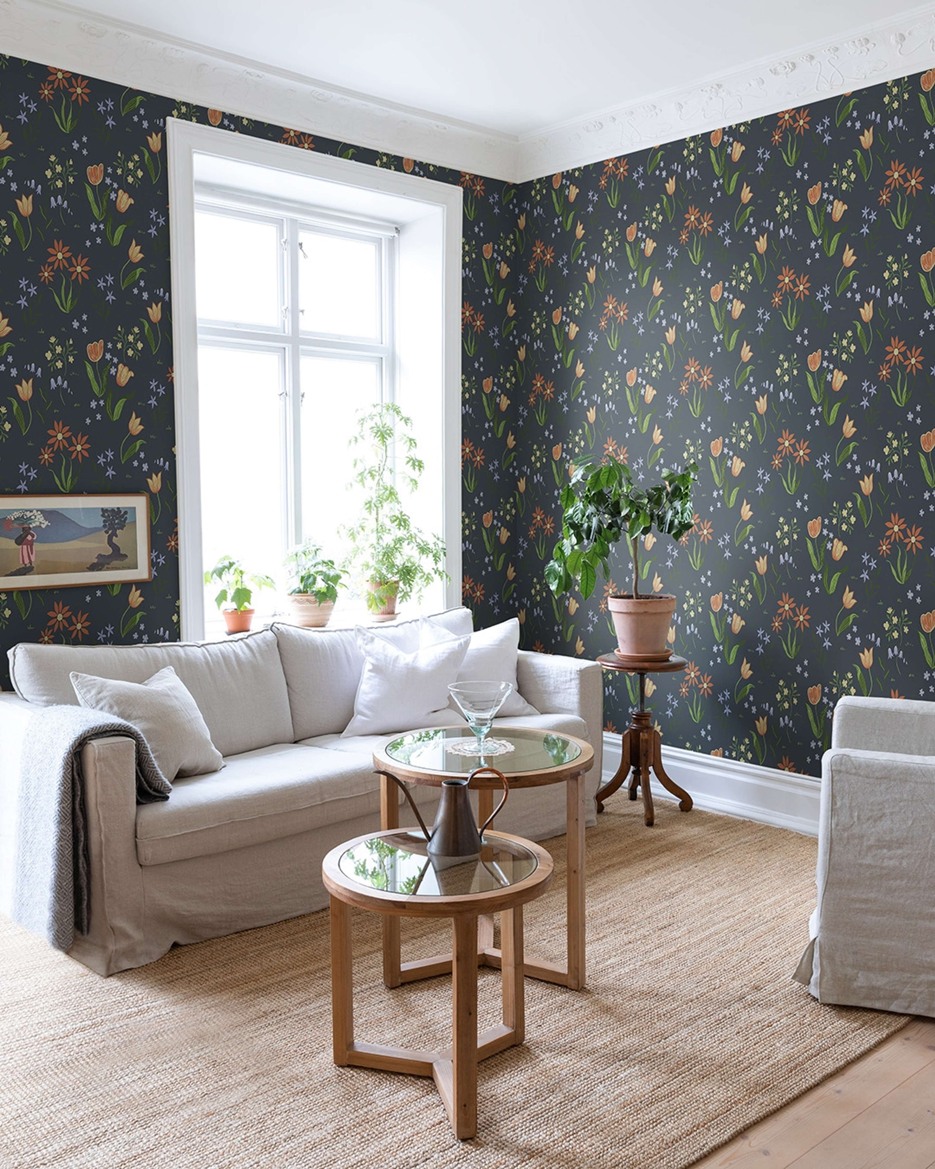 Tulpandans, mörkblå tapet tapet med blommigt mönster i blå. Från kollektionen Långenäs. Nonwoven-material med förskjuten passning.