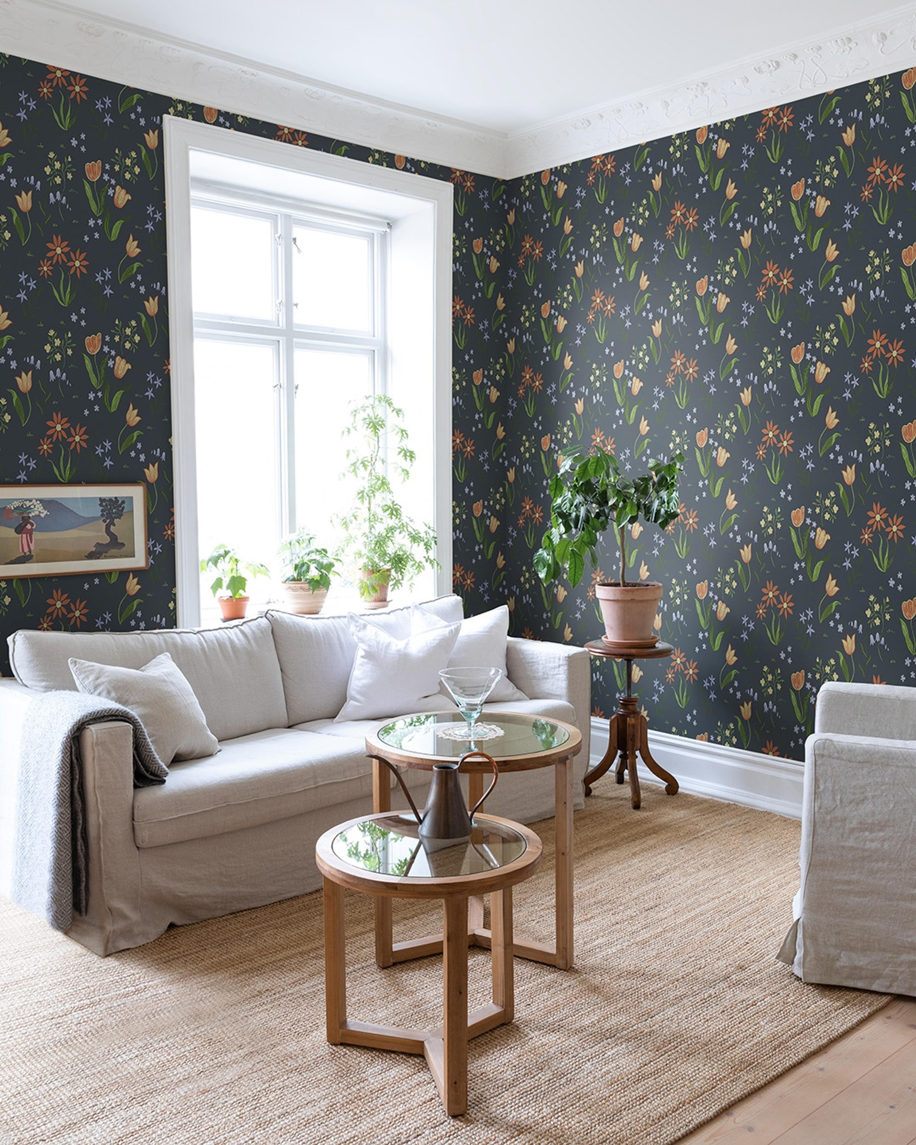 Tulpandans, mörkblå tapet tapet med blommigt mönster i blå. Från kollektionen Långenäs. Nonwoven-material med förskjuten passning.