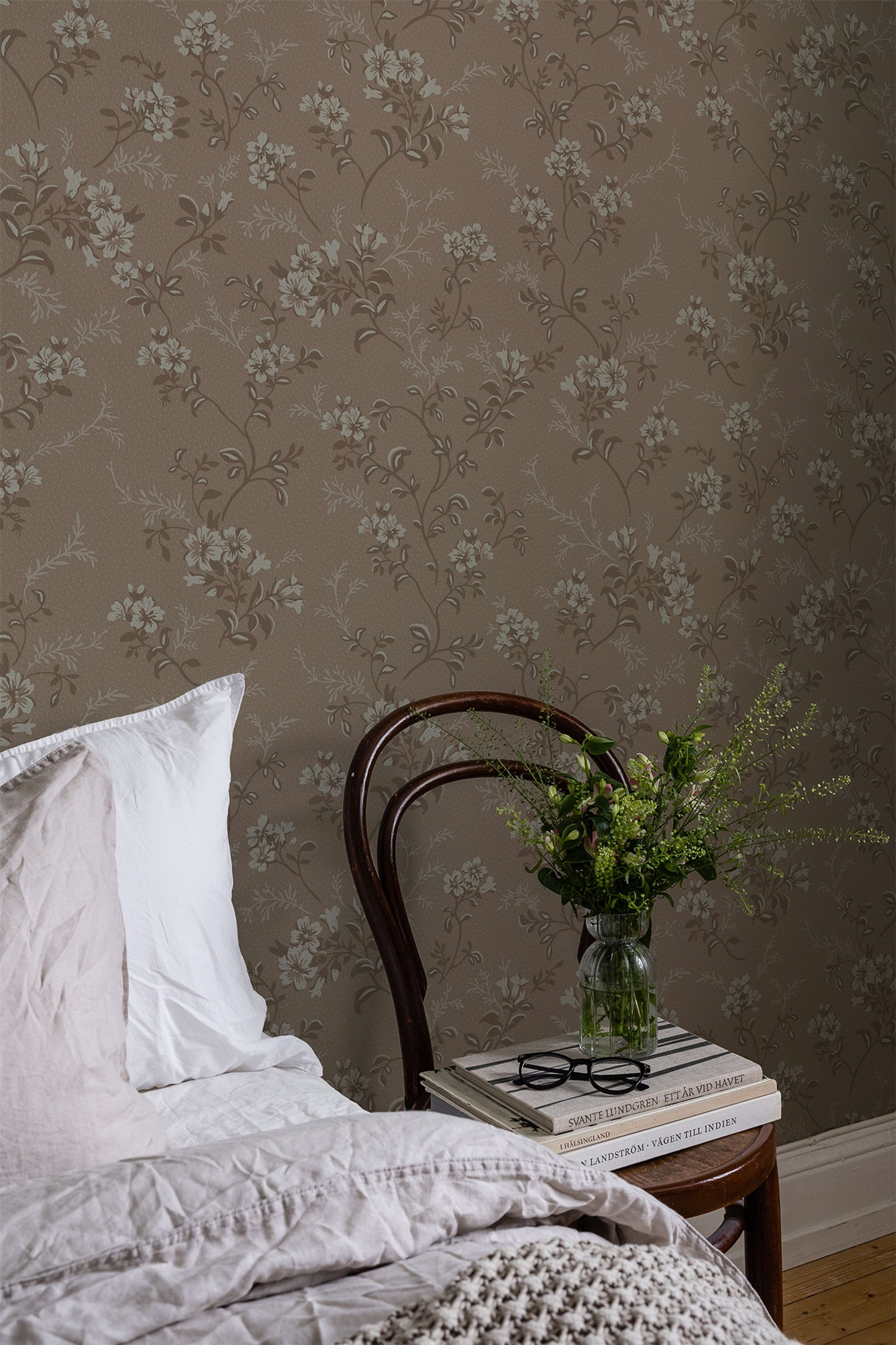 Sonja Rosa tapet med blommigt mönster i rosa. Från kollektionen Flora. Nonwoven-material med förskjuten passning.