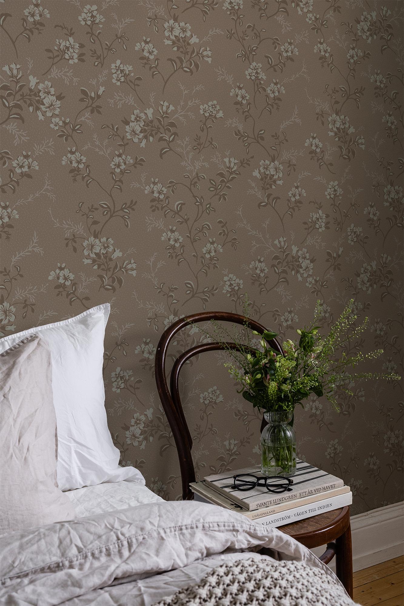 Sonja Rosa tapet med blommigt mönster i rosa. Från kollektionen Flora. Nonwoven-material med förskjuten passning.