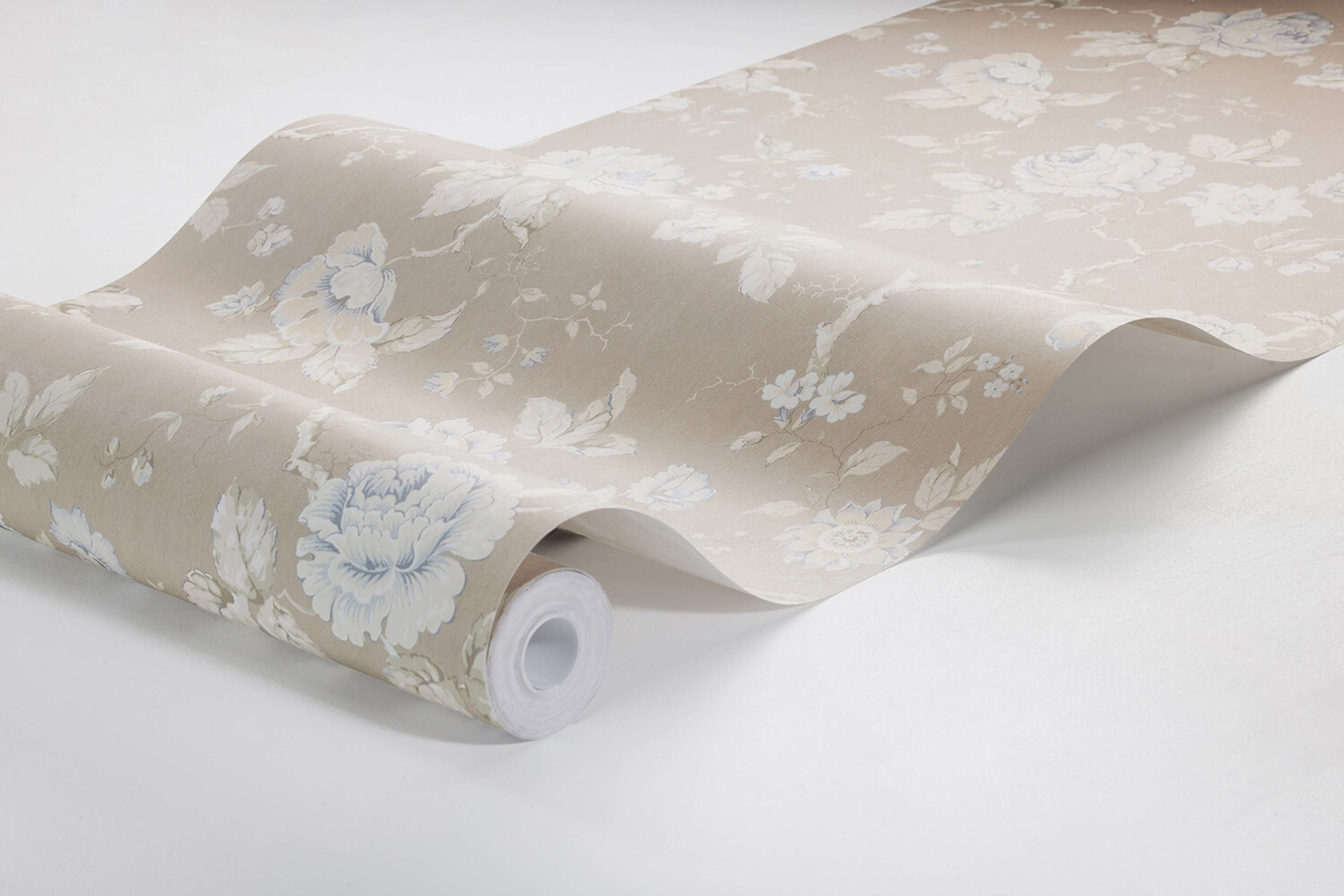 Rosenträd tapet med blommigt mönster i beige. Från kollektionen New Heritage. Nonwoven-material med förskjuten passning.