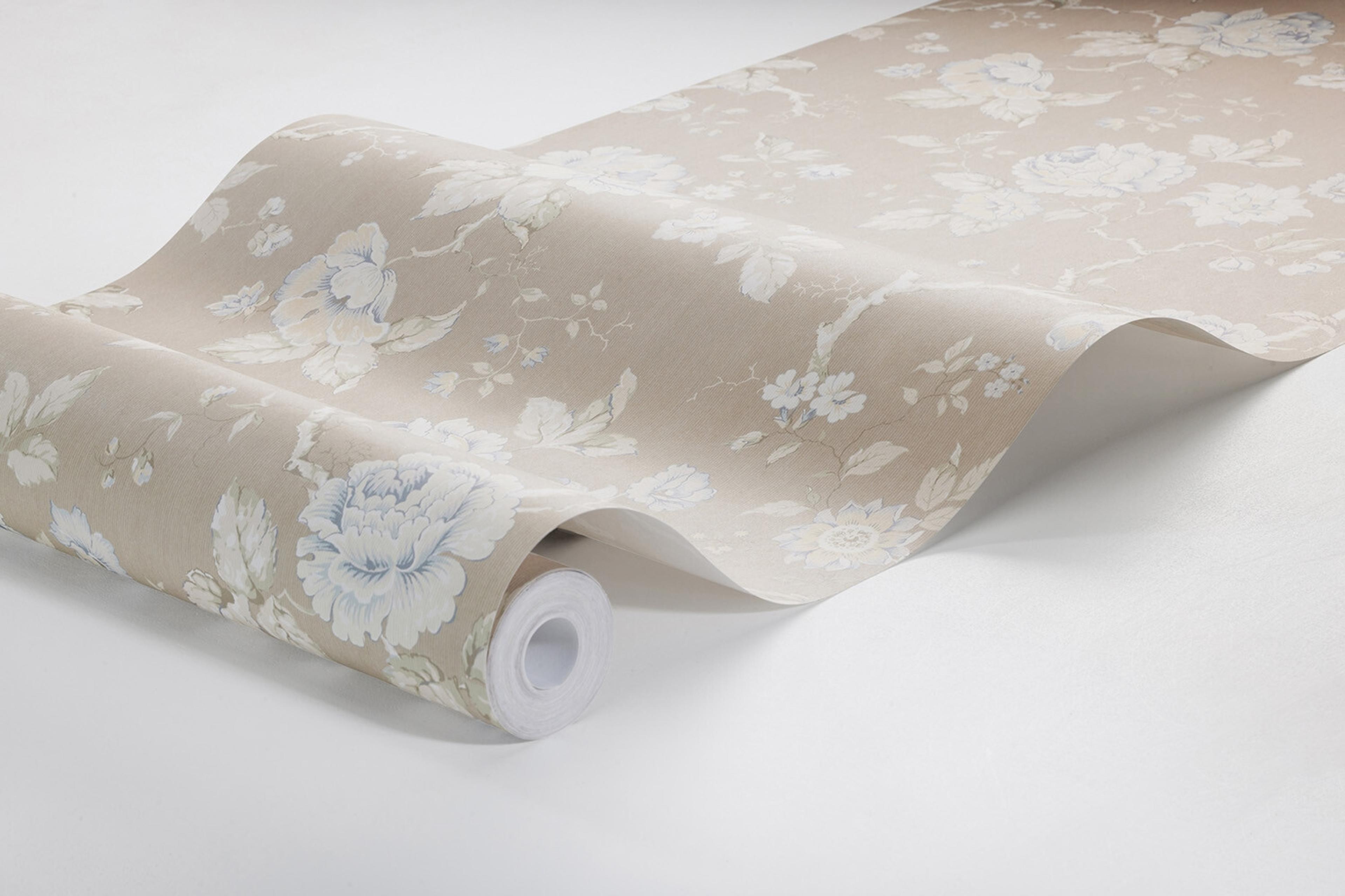 Rosenträd tapet med blommigt mönster i beige. Från kollektionen New Heritage. Nonwoven-material med förskjuten passning.
