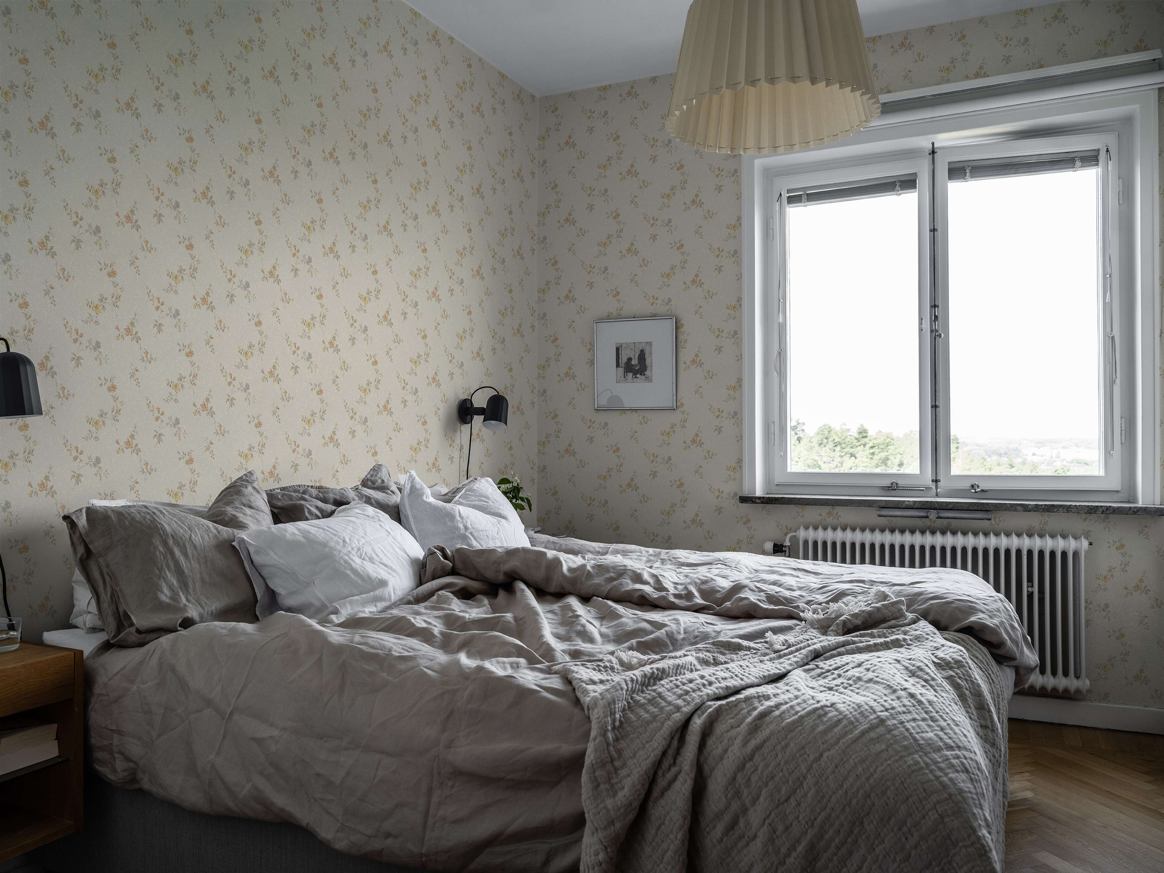 Kerstin beige tapet med blommigt mönster i beige. Från kollektionen Gammalsvenska klassiker 1850–1950. Nonwoven-material med rak passning.