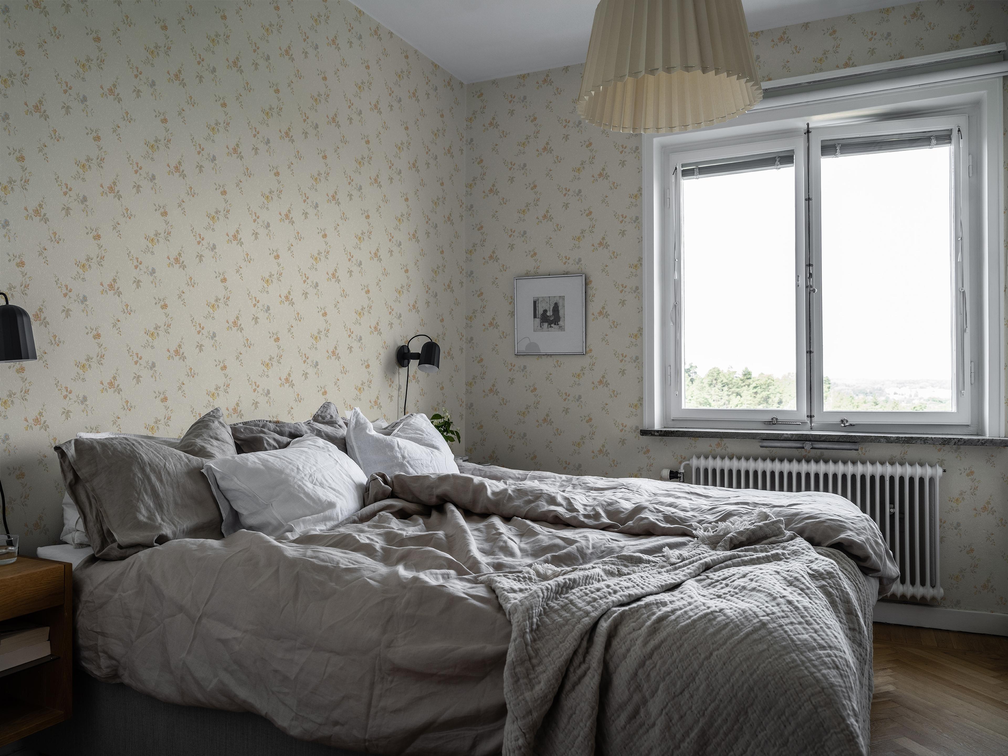 Kerstin beige tapet med blommigt mönster i beige. Från kollektionen Gammalsvenska klassiker 1850–1950. Nonwoven-material med rak passning.