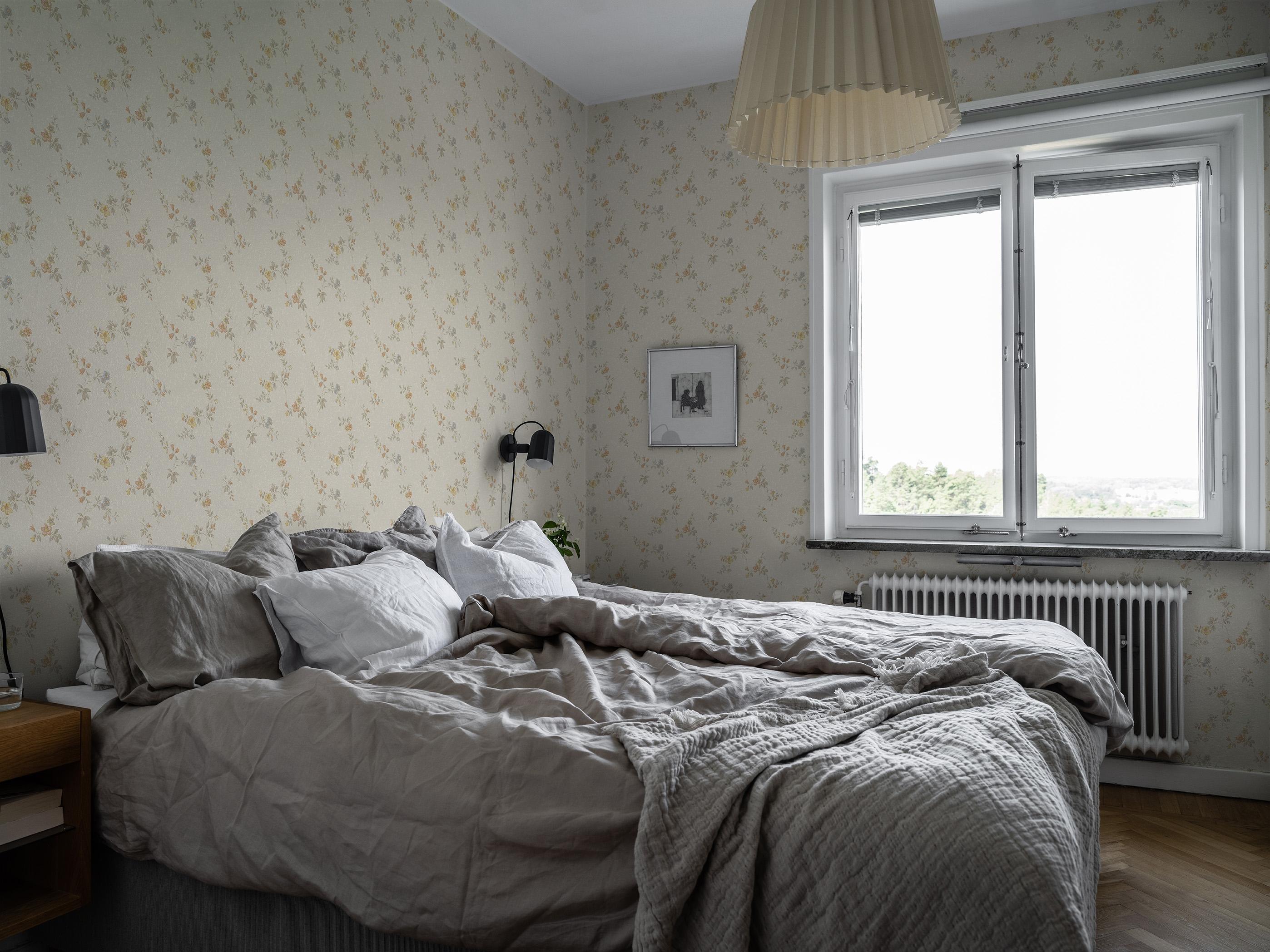 Kerstin beige tapet med blommigt mönster i beige. Från kollektionen Gammalsvenska klassiker 1850–1950. Nonwoven-material med rak passning.