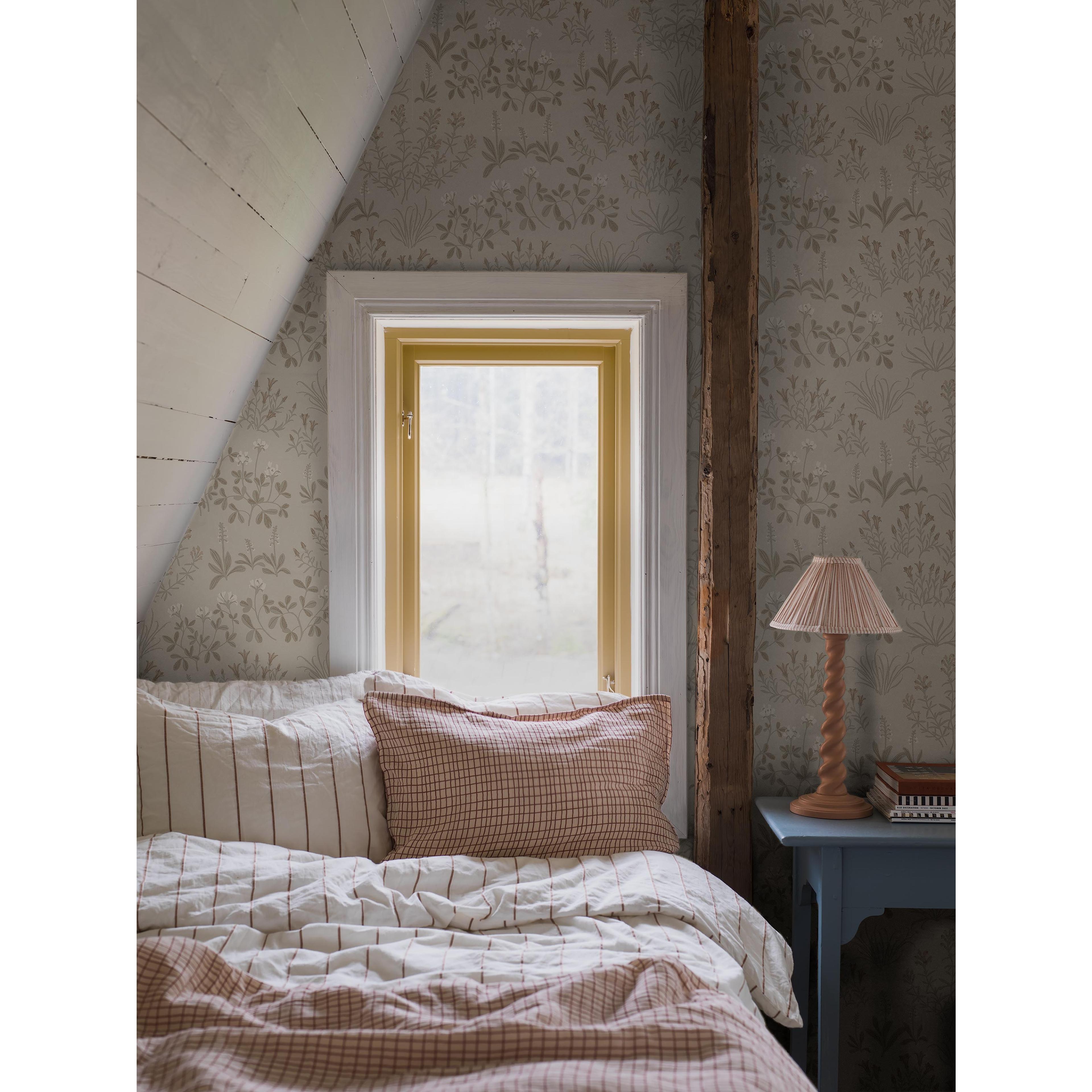 Noras Äng beige, tapet tapet med blommigt, naturochlandskap mönster i beige. Från kollektionen Nordic Folk. Nonwoven-material med förskjuten passning. Passar i sovrum.