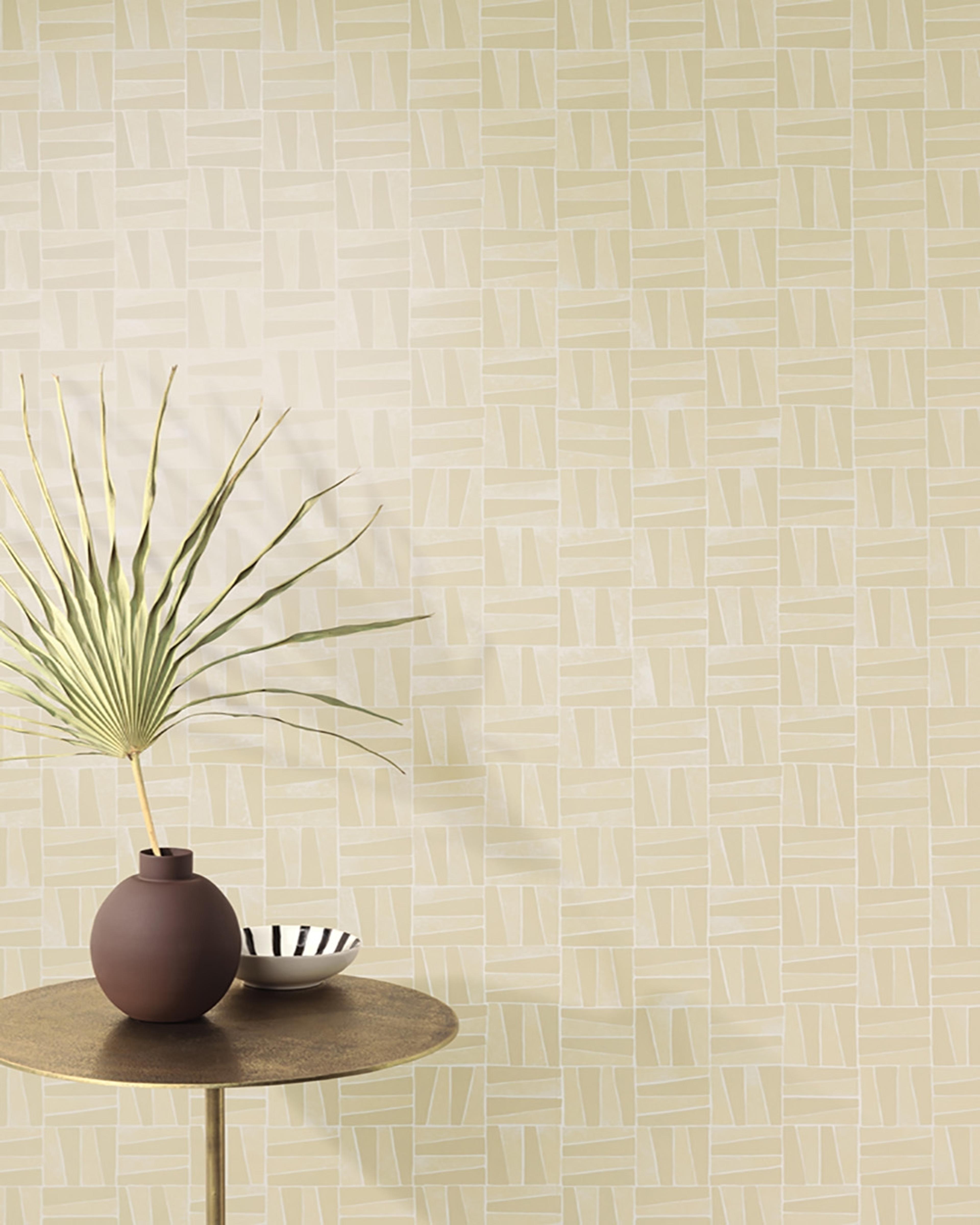 Olan, beige tapet tapet med geometriskt mönster i beige. Från kollektionen Aquila. Nonwoven-material med rak passning.