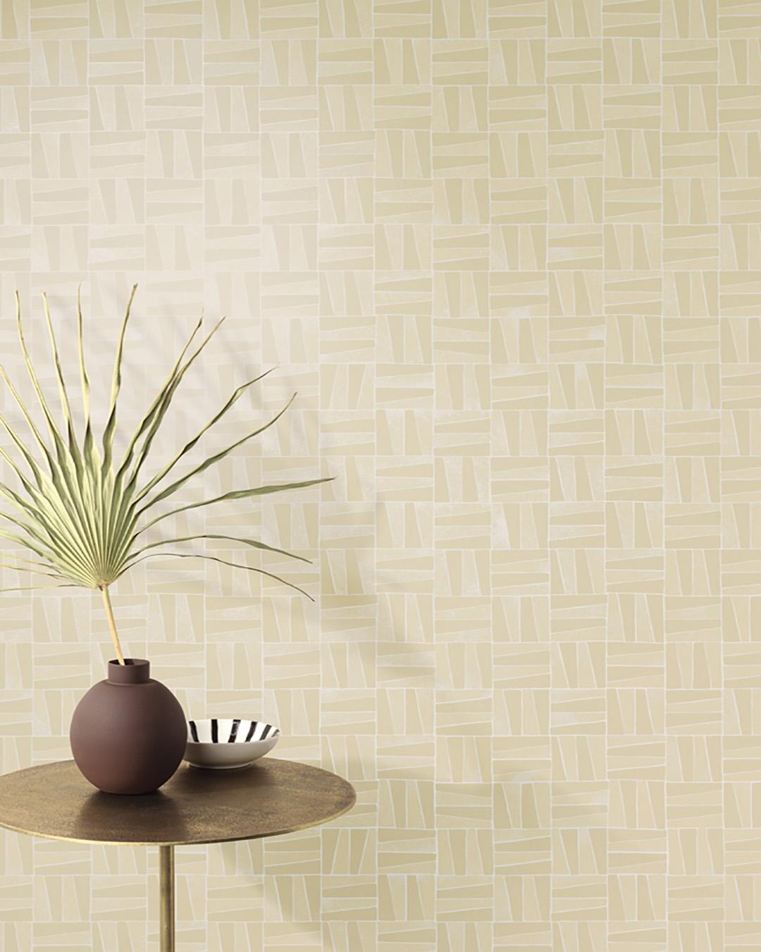 Olan, beige tapet tapet med geometriskt mönster i beige. Från kollektionen Aquila. Nonwoven-material med rak passning.
