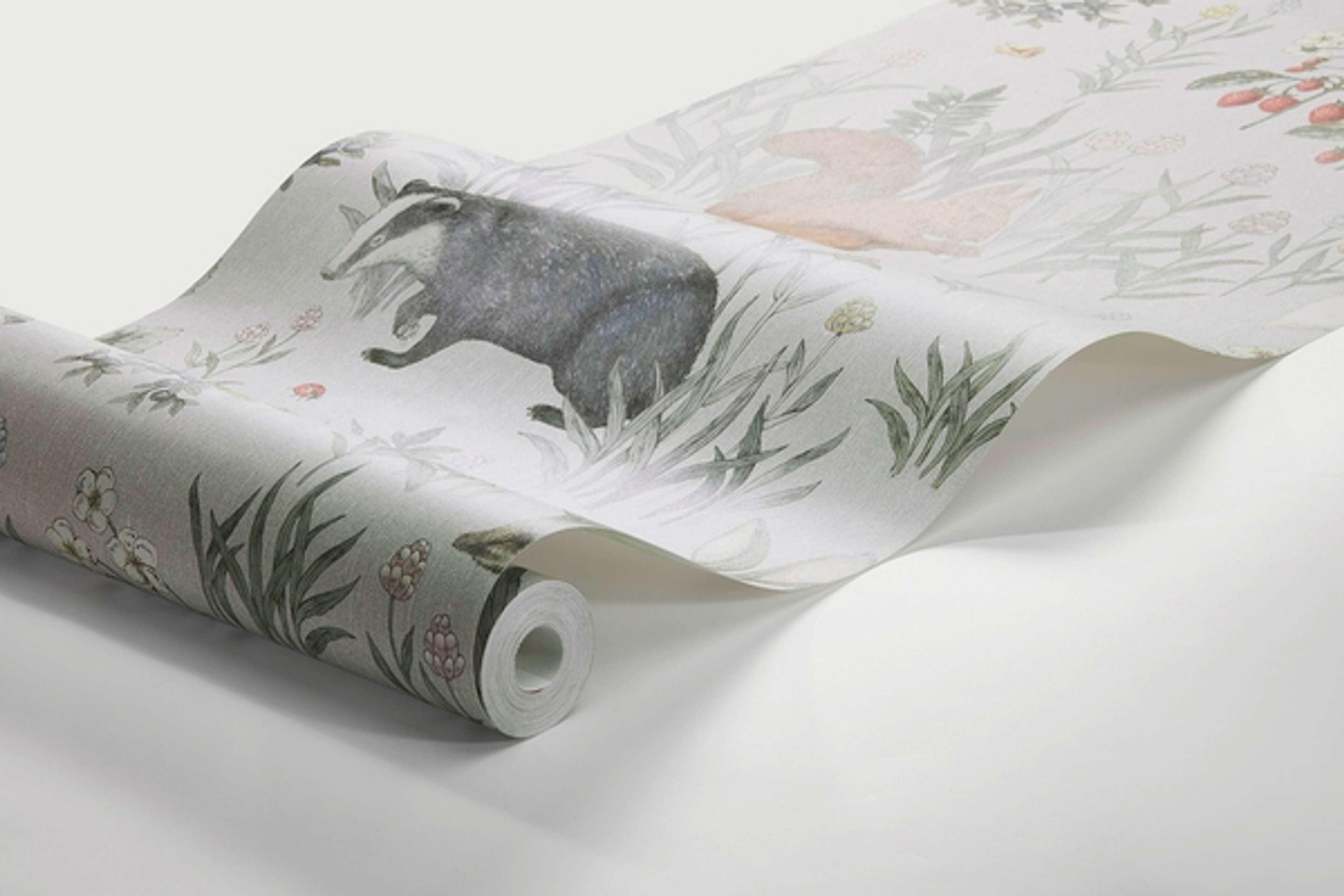 Forest Friends mural, grå tapet från Boråstapeter med lekfullt mönster i grå. Från kollektionen Newbie Wallpaper. Nonwoven-material med rak passning. Passar i barnrum.