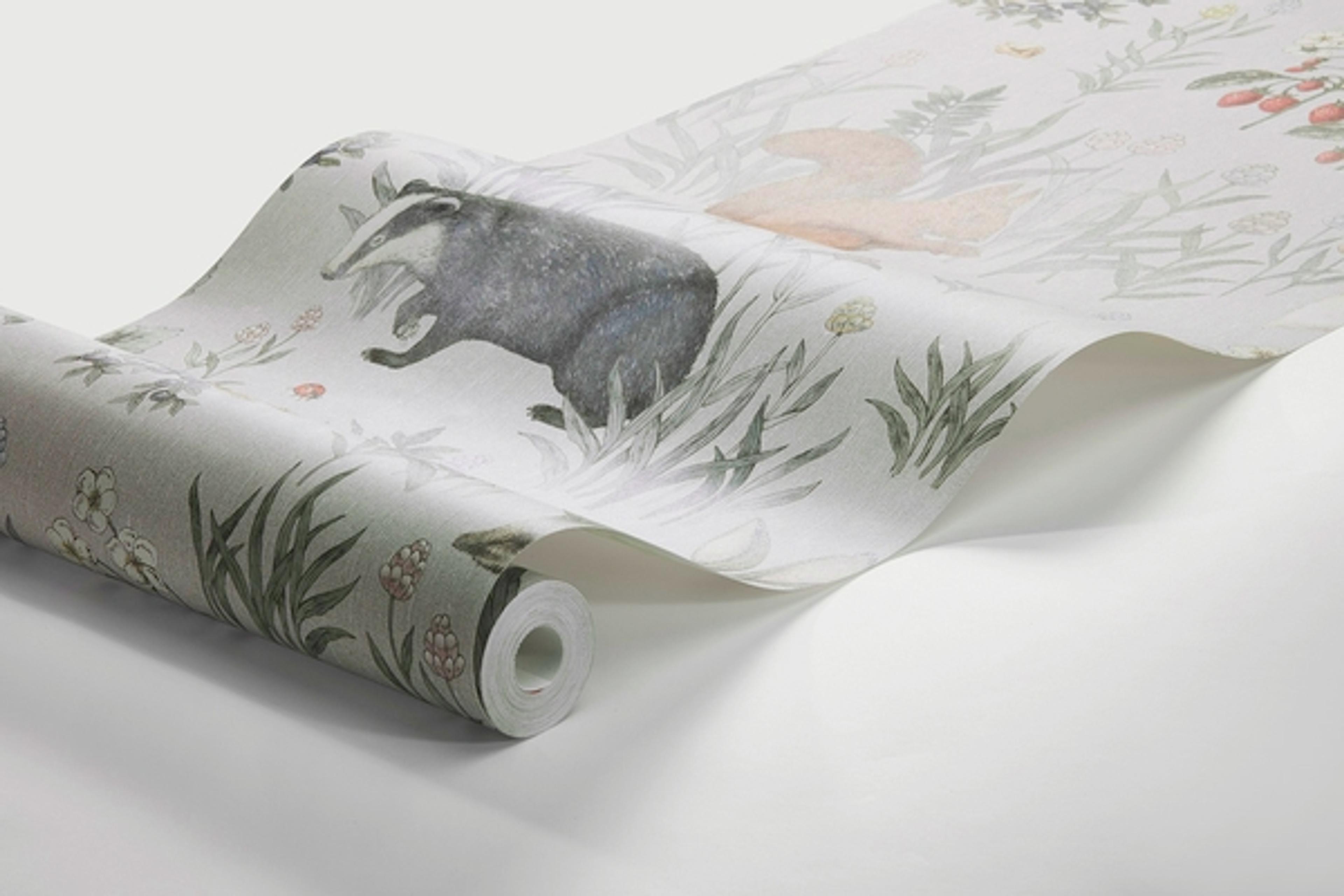 Forest Friends mural, grå tapet från Boråstapeter med lekfullt mönster i grå. Från kollektionen Newbie Wallpaper. Nonwoven-material med rak passning. Passar i barnrum.