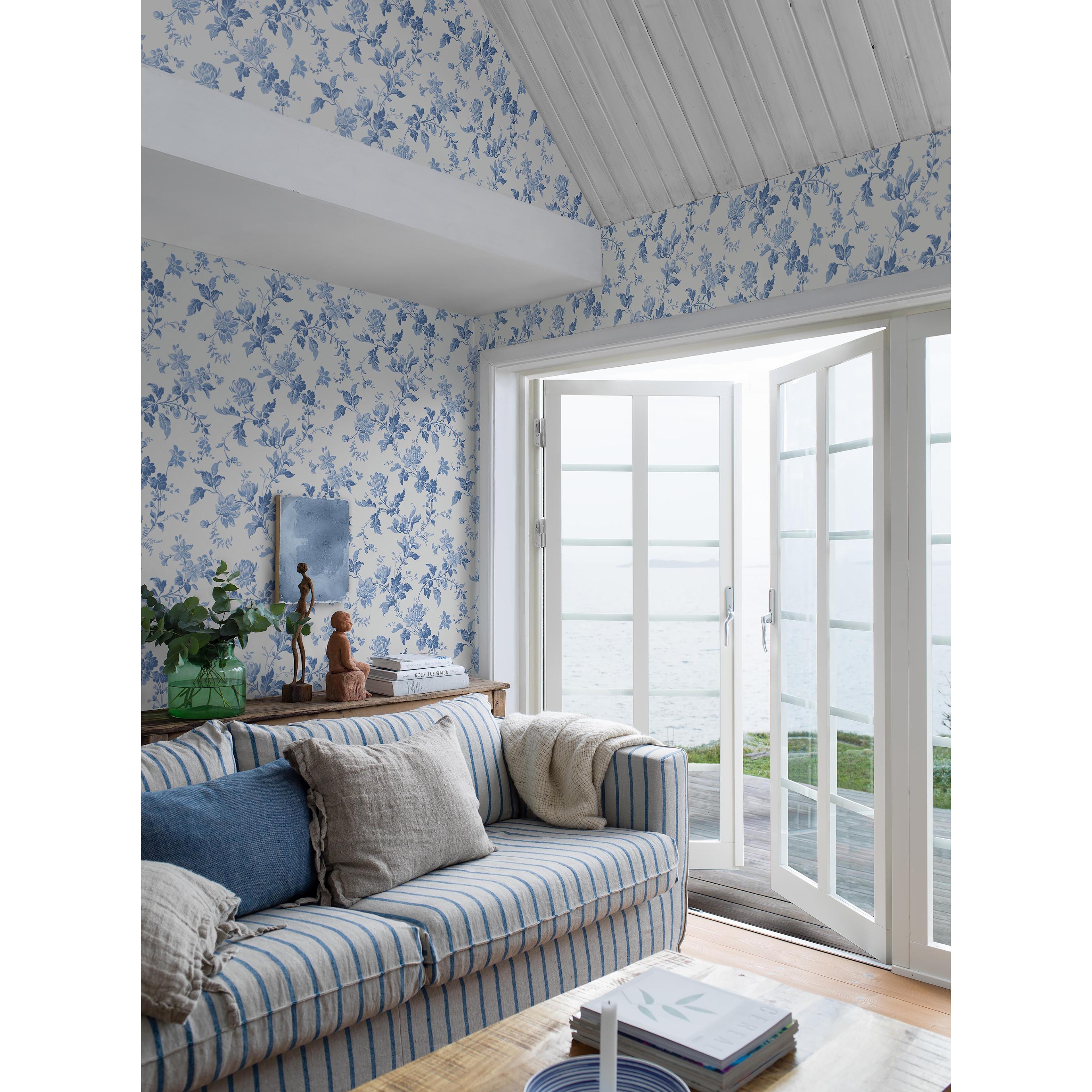 Blomslinga, tapet tapet med blommigt mönster i vit och blå. Från kollektionen Blue & White. Nonwoven-material med förskjuten passning. Passar i vardagsrum.