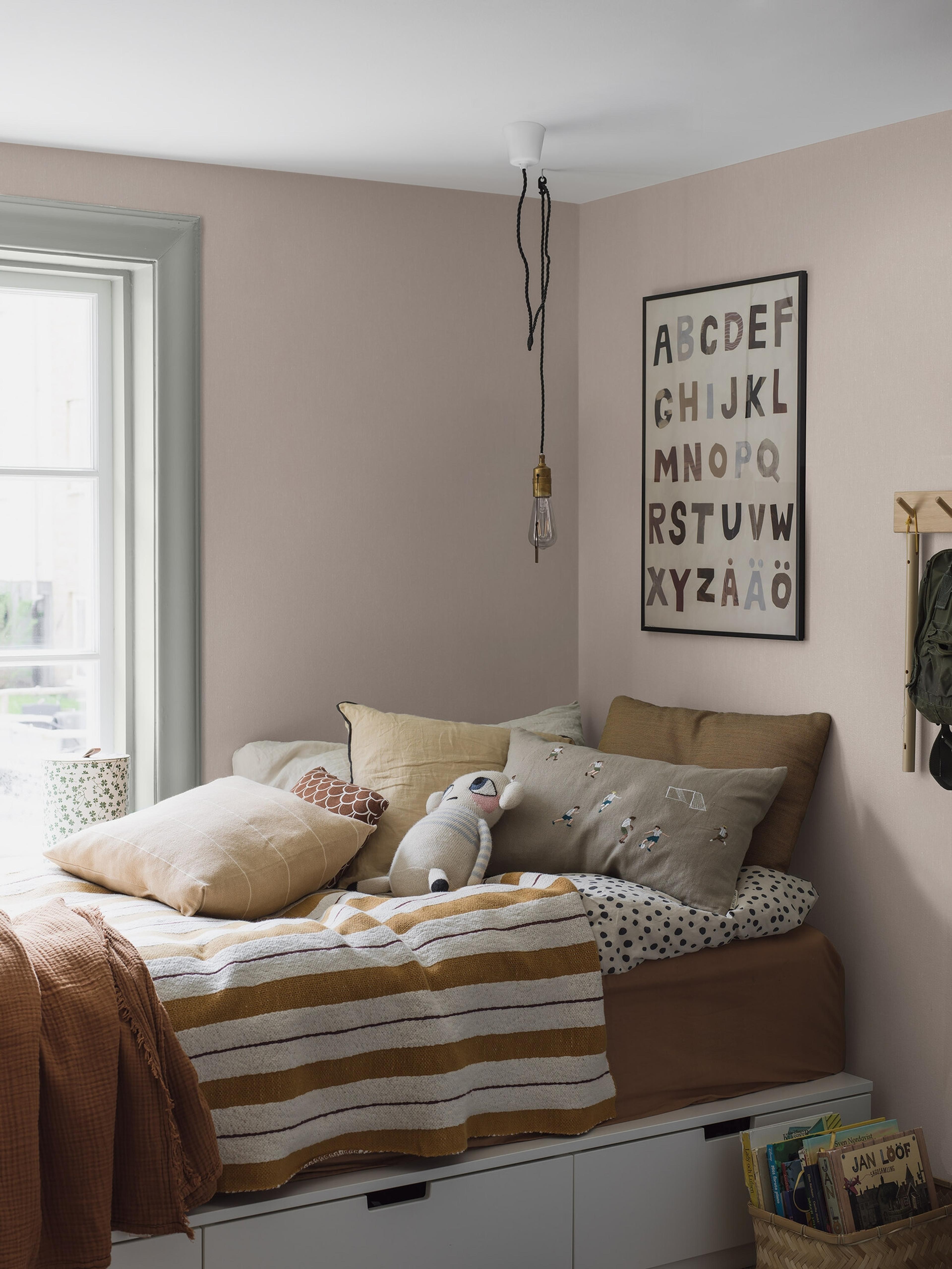 Soft Blush tapet med enfargat, textilimitation mönster i rosa. Från kollektionen Linen. Nonwoven-material. Passar i vardagsrum och matsal.