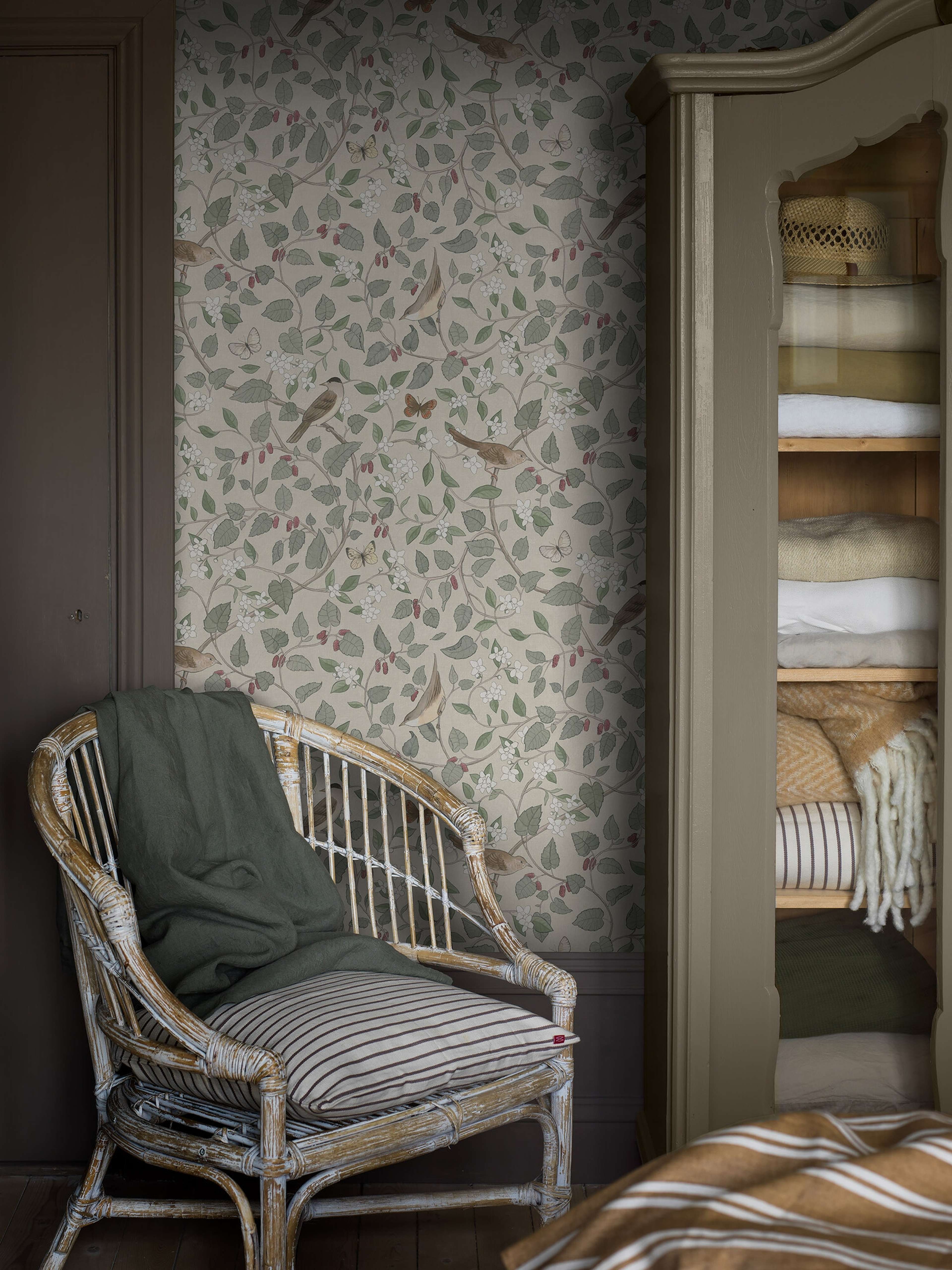 Sångfåglar tapet med djur, botaniskt, blommigt mönster i beige. Från kollektionen specialeditionflowery. Nonwoven-material med förskjuten passning.
