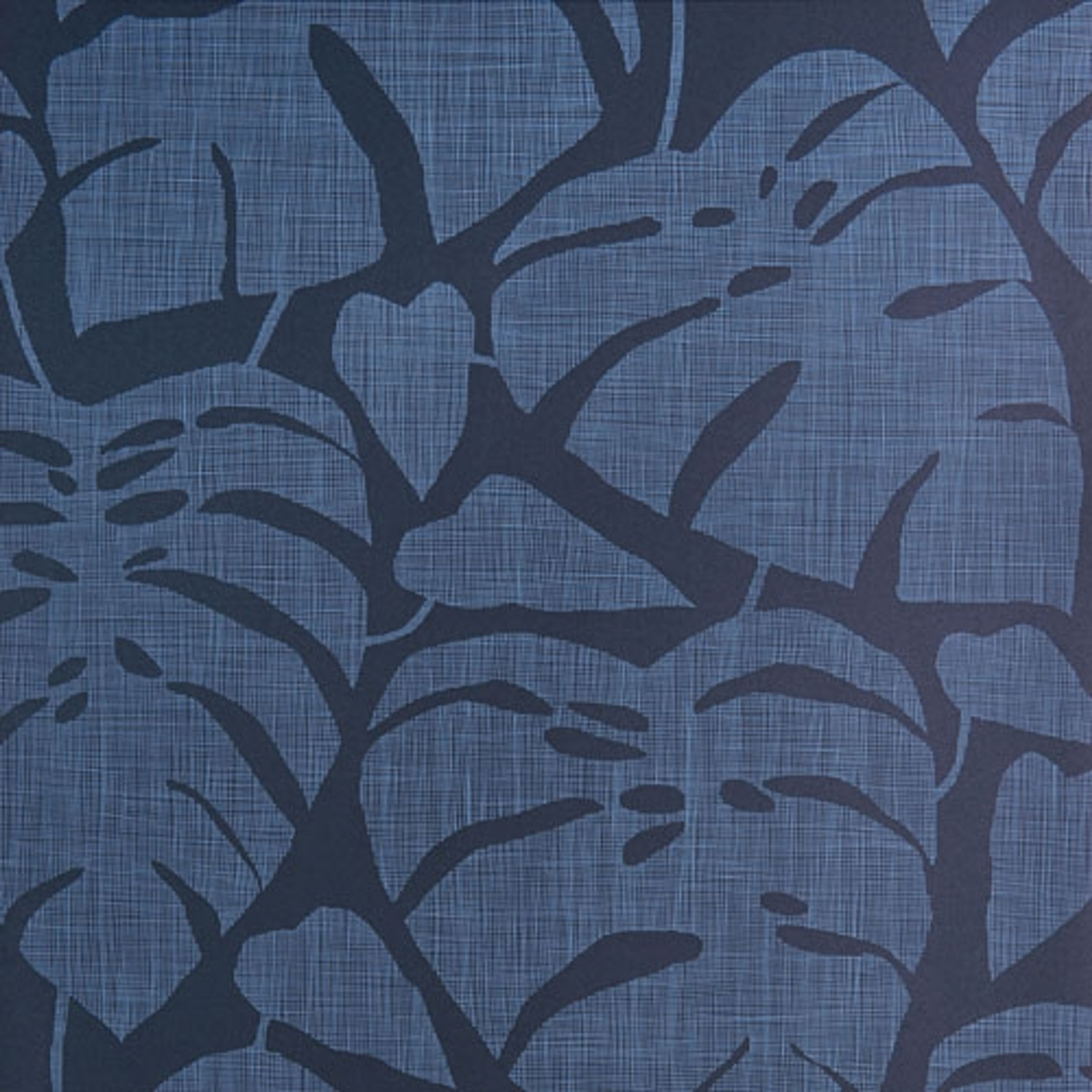 Guatemala tapet med botaniskt mönster i blå. Från kollektionen signature. Nonwoven-material med rak passning.