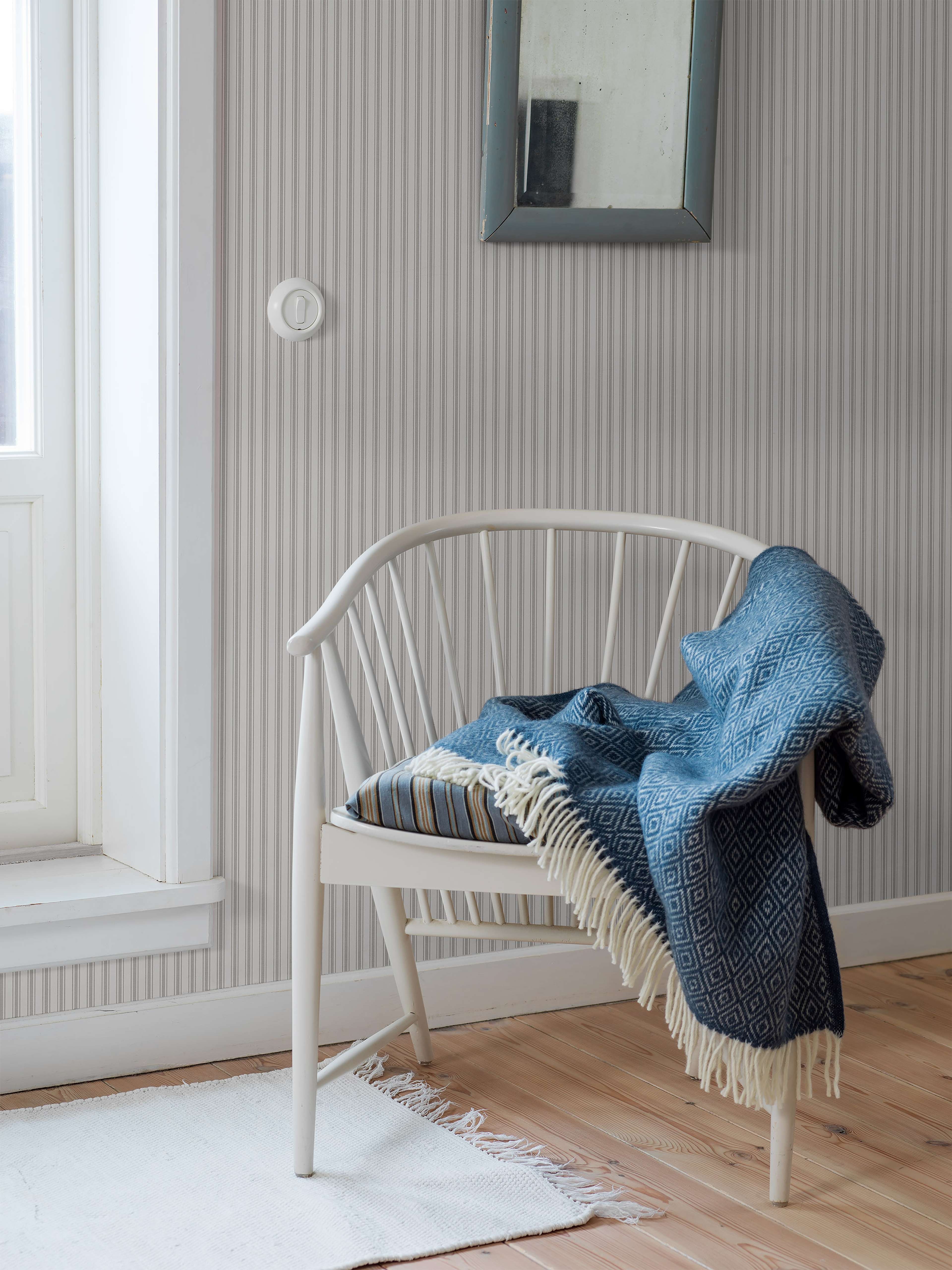 Aspö Stripe tapet från Boråstapeter med randigt mönster i vit och svart. Från kollektionen Marstrand II. Nonwoven-material. Passar i vardagsrum, matsal och arbetsrum.