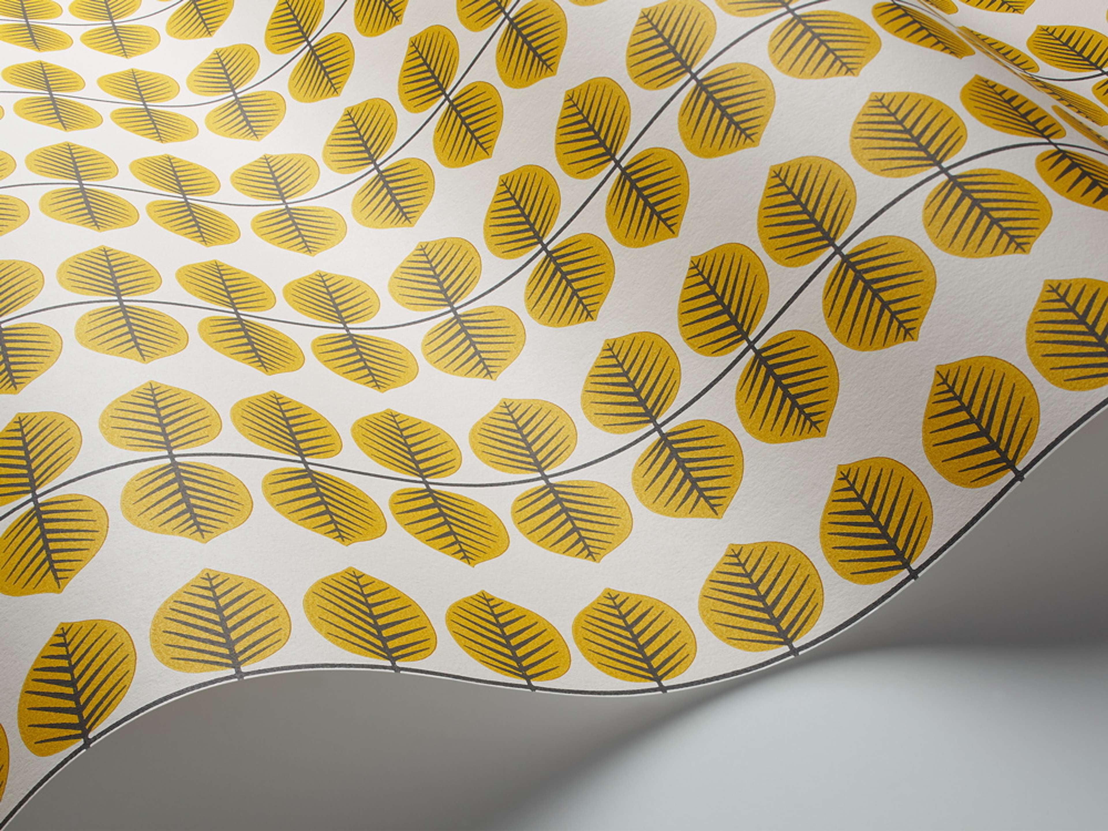 Berså, gul tapet från Boråstapeter med grafiskt, retro mönster i vit, svart och gul. Från kollektionen Scandinavian Designers II. Nonwoven-material med rak passning.