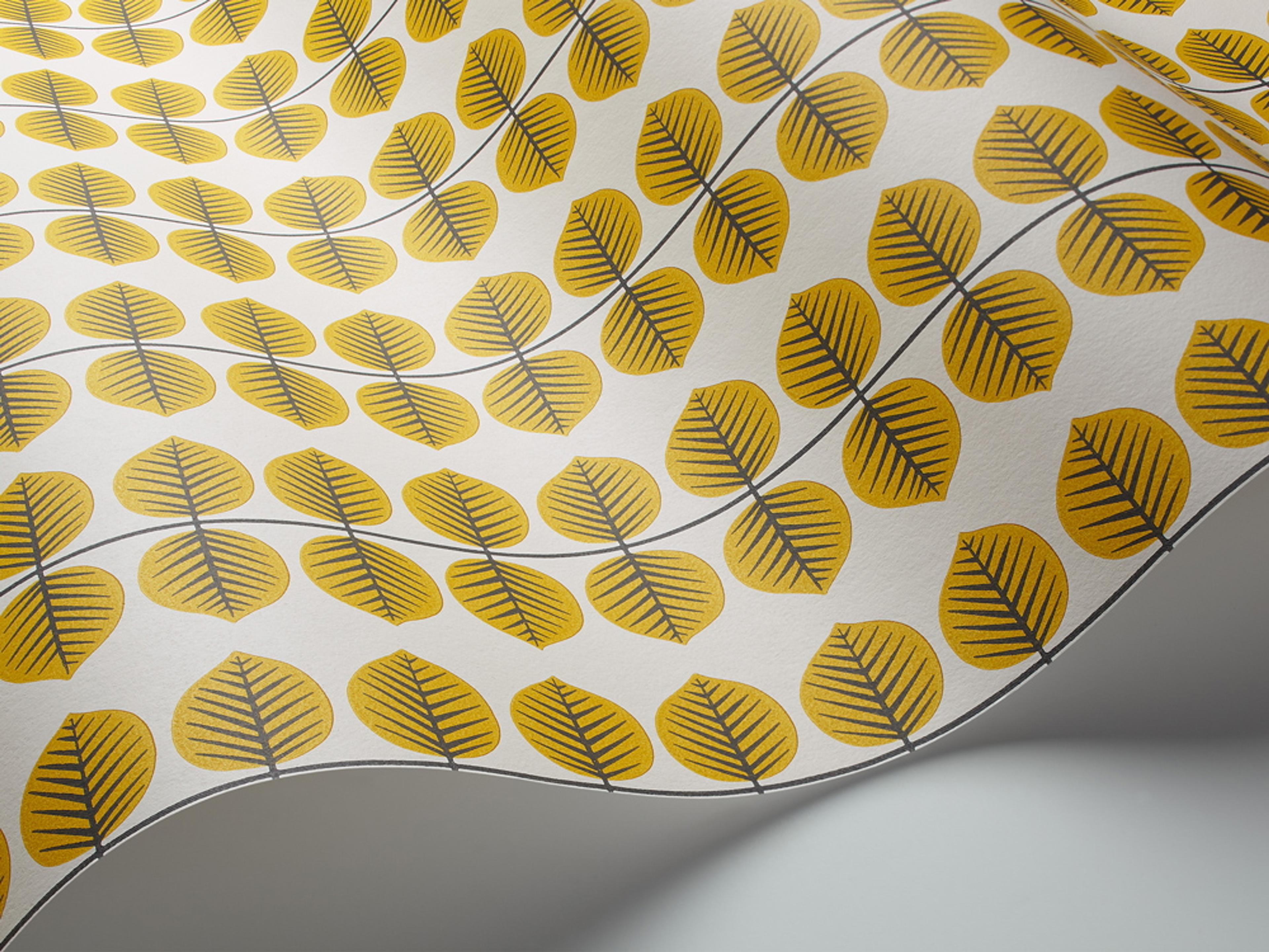 Berså, gul tapet från Boråstapeter med grafiskt, retro mönster i vit, svart och gul. Från kollektionen Scandinavian Designers II. Nonwoven-material med rak passning.