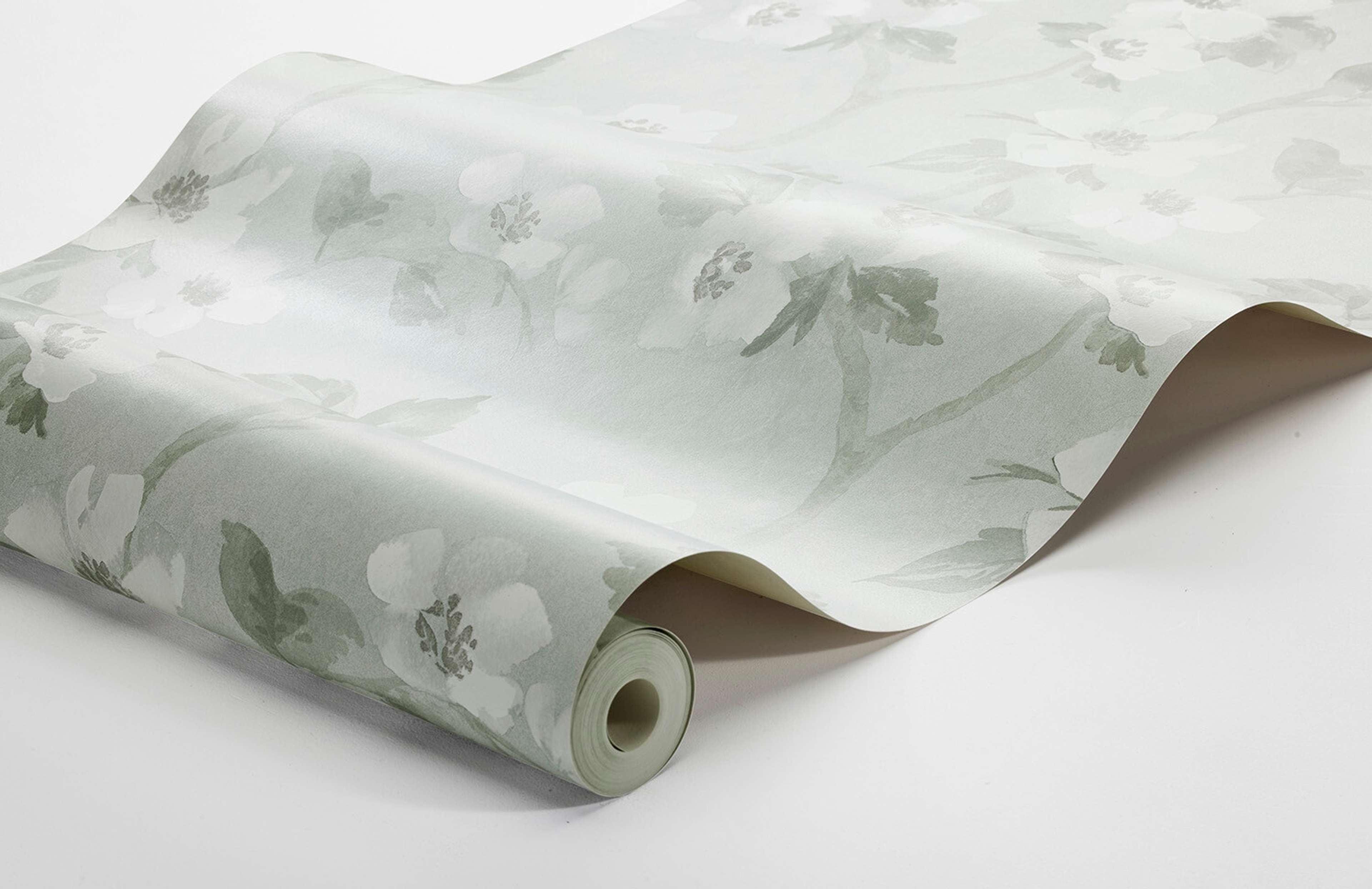 Helen´s Flower dämpad ljusturkos botten tapet med blommigt mönster i turkos. Från kollektionen Cottage Garden. Nonwoven-material med rak passning. Passar i vardagsrum, matsal och hall.