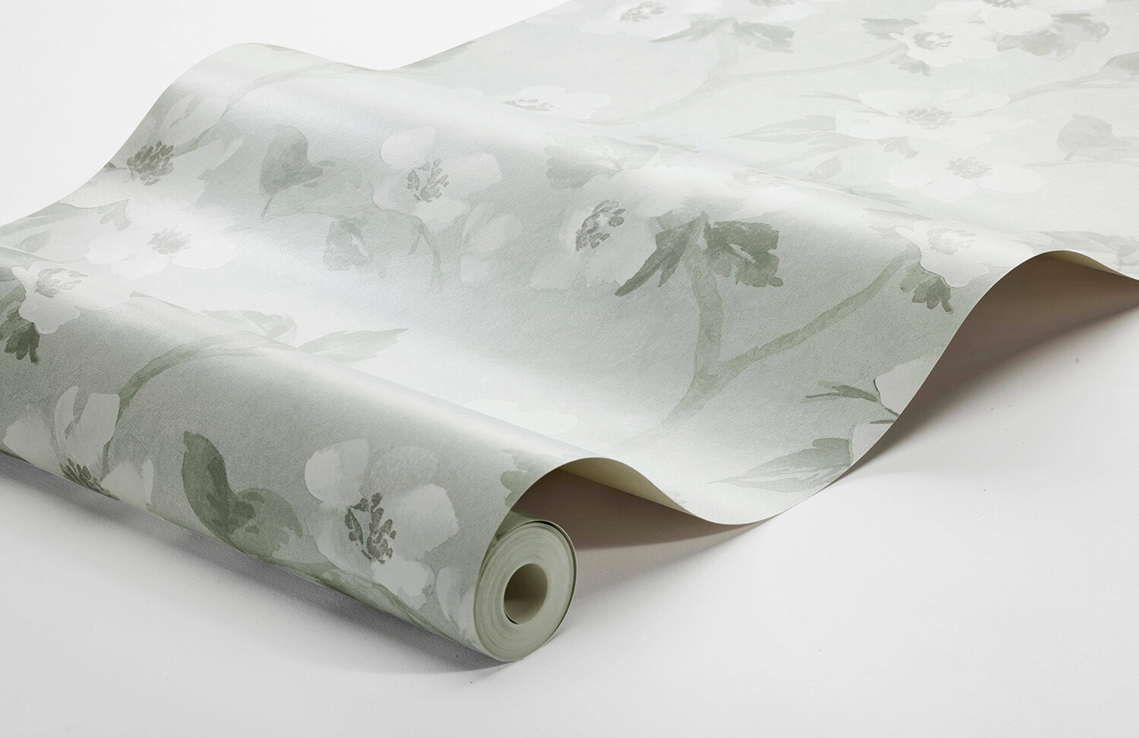Helen´s Flower dämpad ljusturkos botten tapet med blommigt mönster i turkos. Från kollektionen Cottage Garden. Nonwoven-material med rak passning. Passar i vardagsrum, matsal och hall.