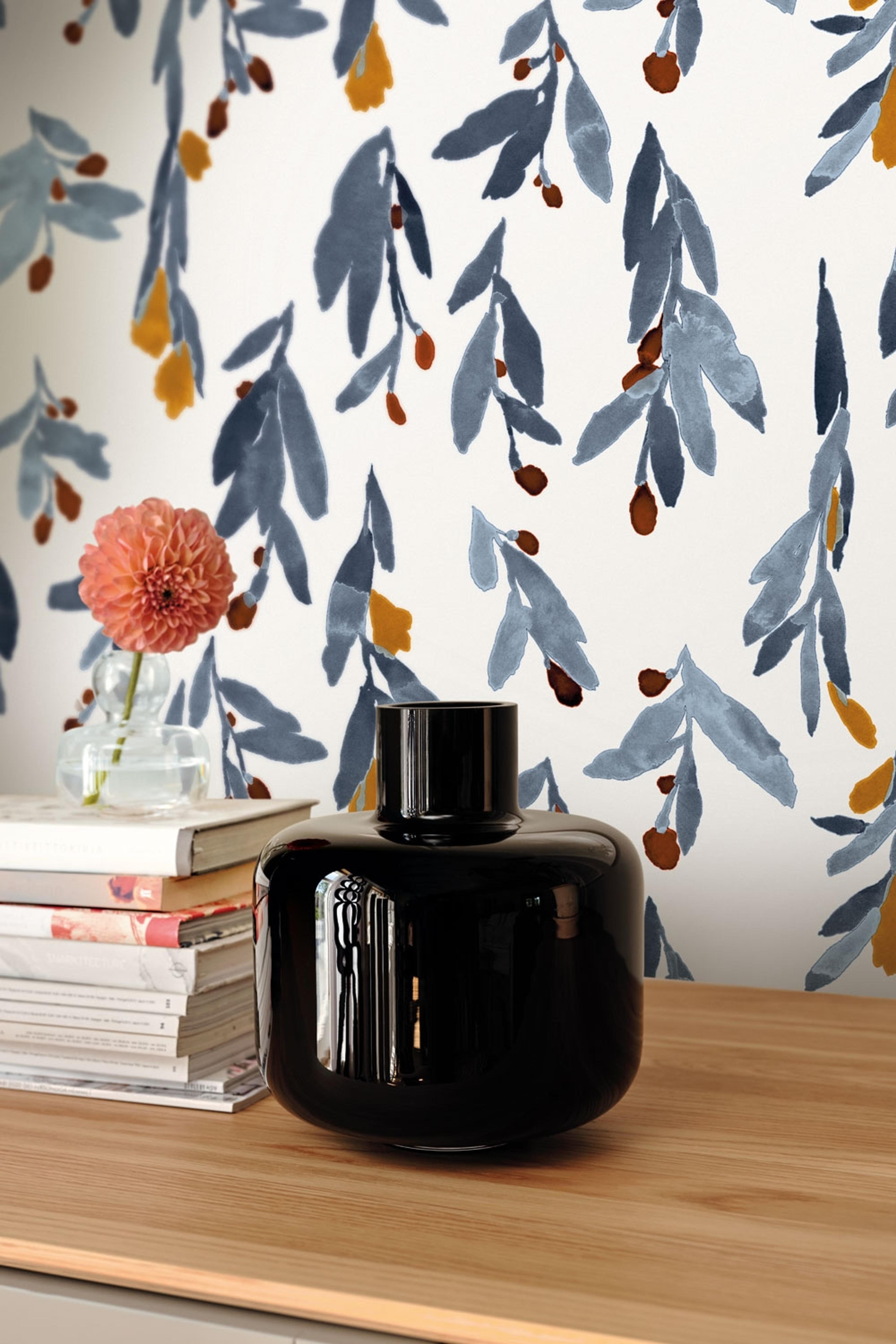 Pieni Hyhma tapet med blommigt mönster i vit. Från kollektionen Marimekko 6. Nonwoven-material med förskjuten passning.