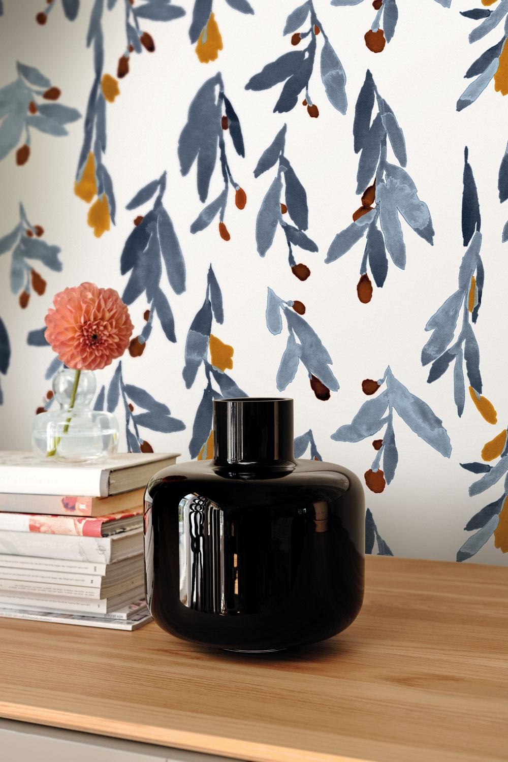Pieni Hyhma tapet med blommigt mönster i vit. Från kollektionen Marimekko 6. Nonwoven-material med förskjuten passning.