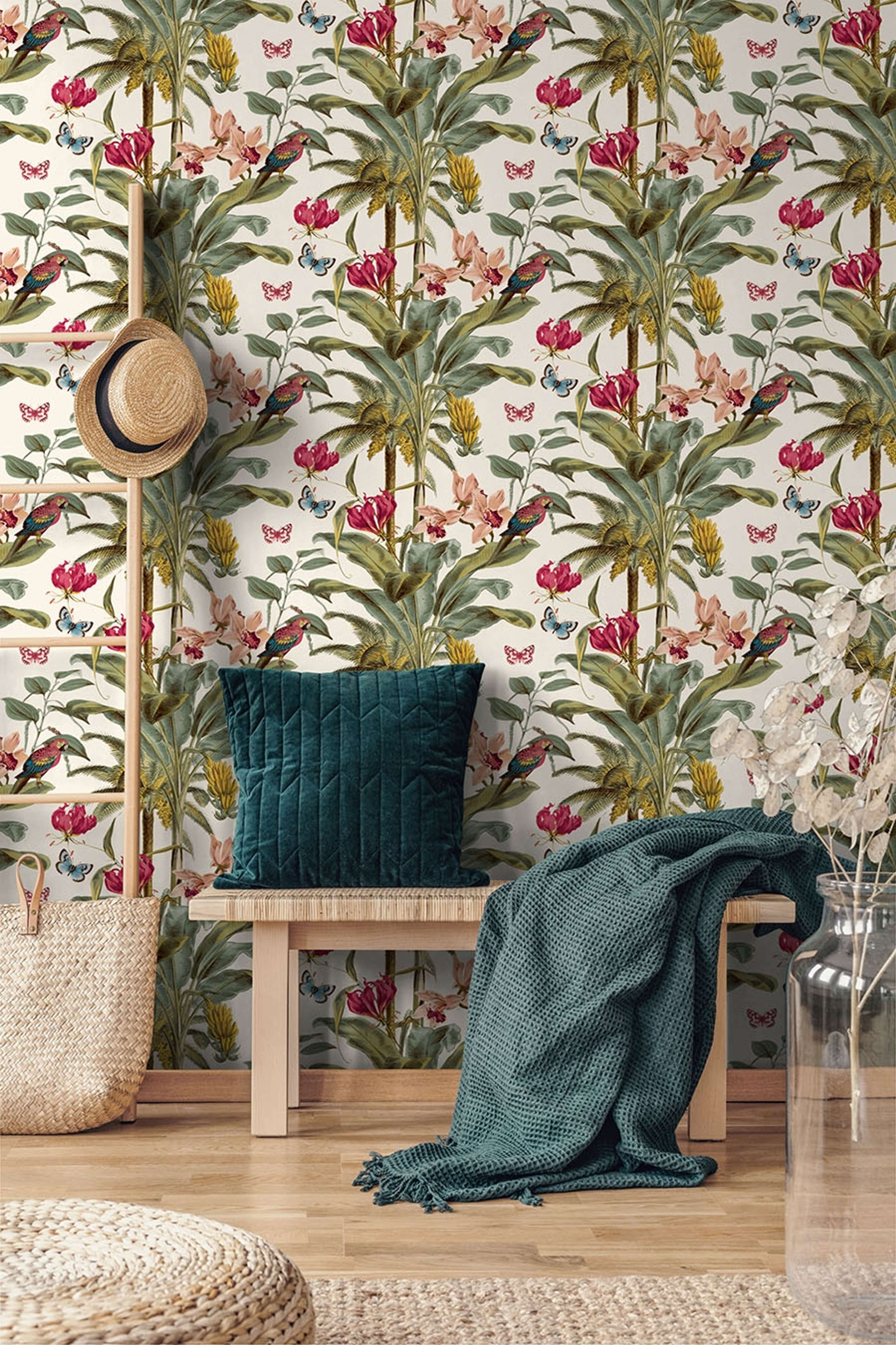 Tropical Palm - Motif 1 tapet i flerfärgat tapet med djur mönster i vit. Från kollektionen jungle fever. Nonwoven-material med förskjuten passning. Passar i vardagsrum och matsal.