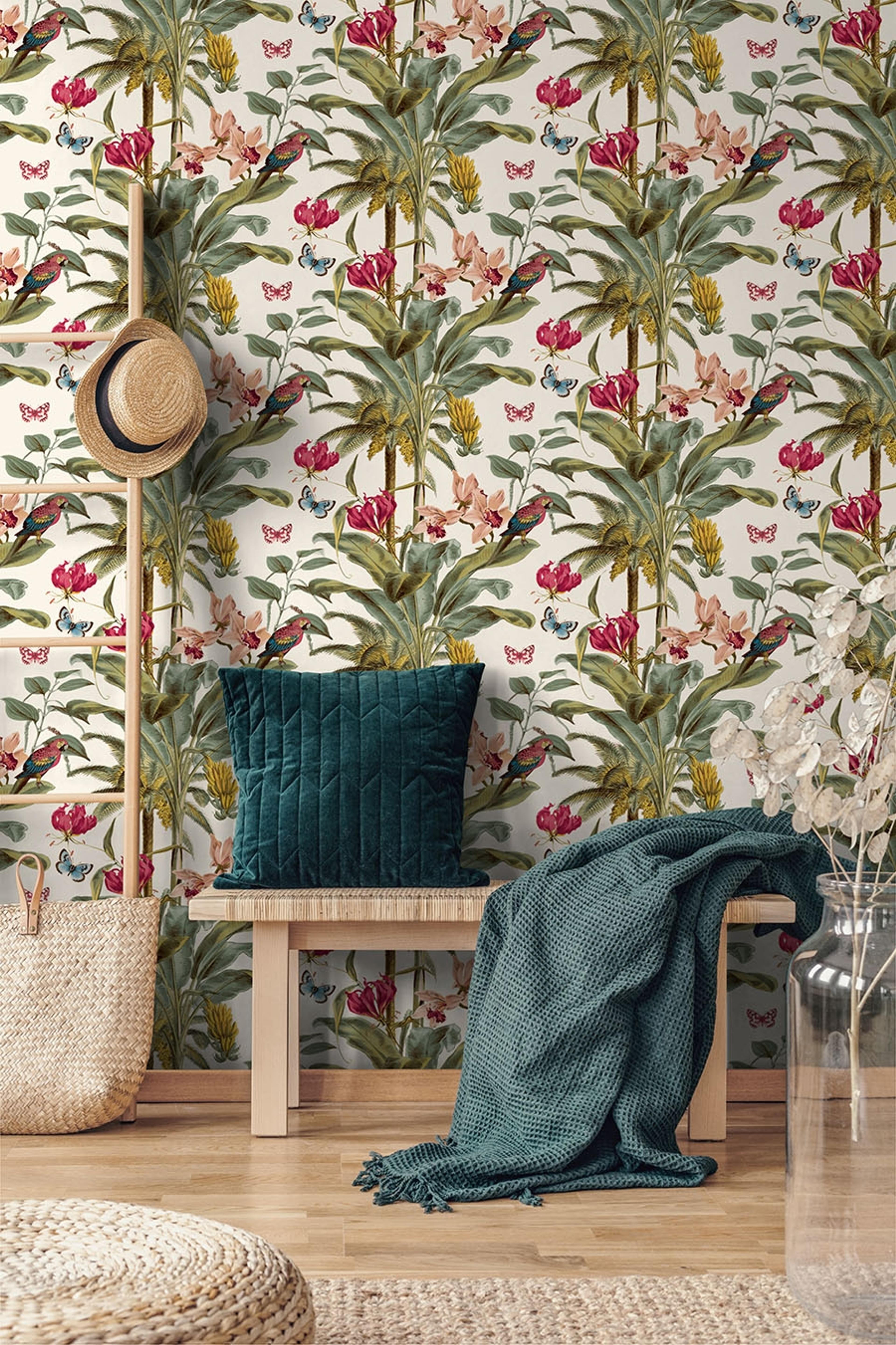 Tropical Palm - Motif 1 tapet i flerfärgat tapet med djur mönster i vit. Från kollektionen jungle fever. Nonwoven-material med förskjuten passning. Passar i vardagsrum och matsal.
