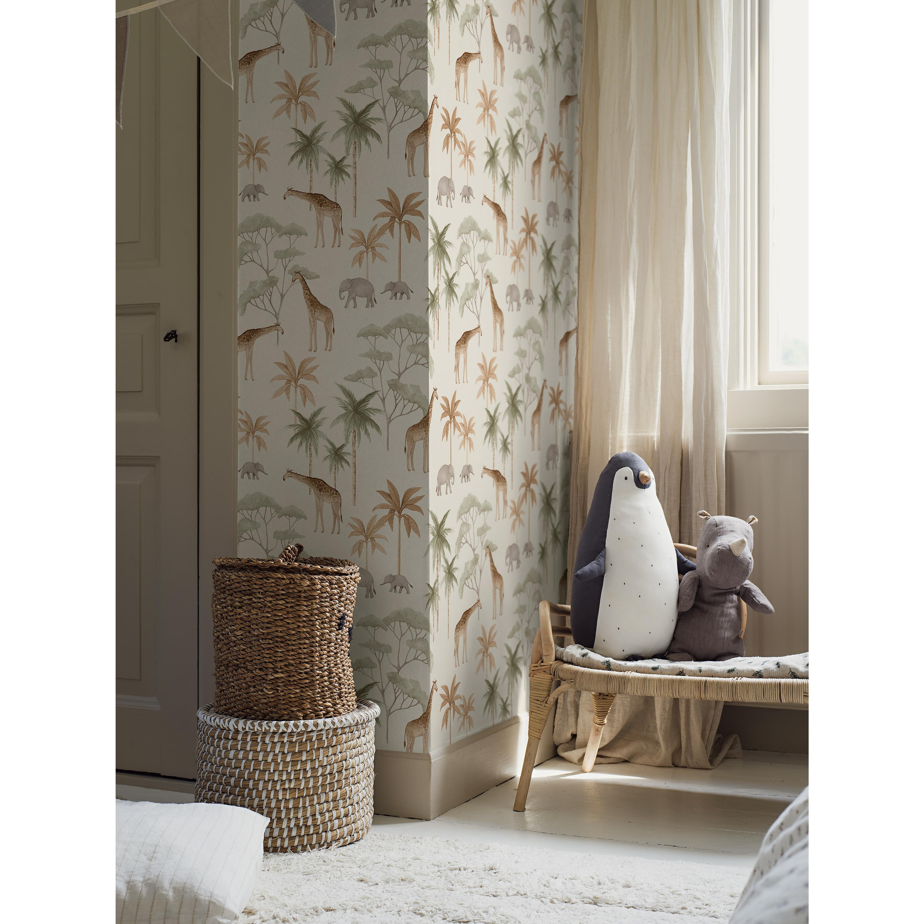 Savannah vit, tapet tapet med djur, barnrum, naturochlandskap mönster i vit. Från kollektionen Newbie II Wallpaper. Nonwoven-material med rak passning. Passar i barnrum.