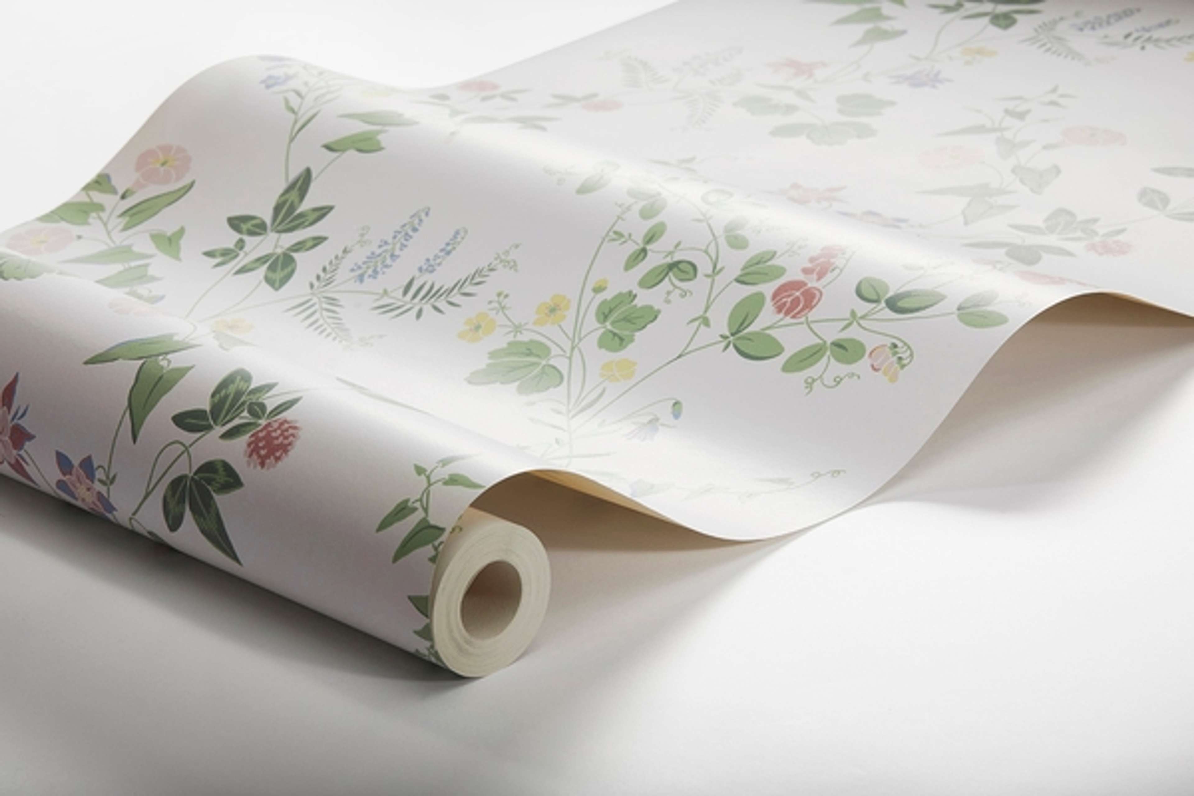 Midsummer Eve, ljus botten tapet från Boråstapeter med botaniskt mönster i vit. Från kollektionen Falsterbo III. Nonwoven-material med förskjuten passning.