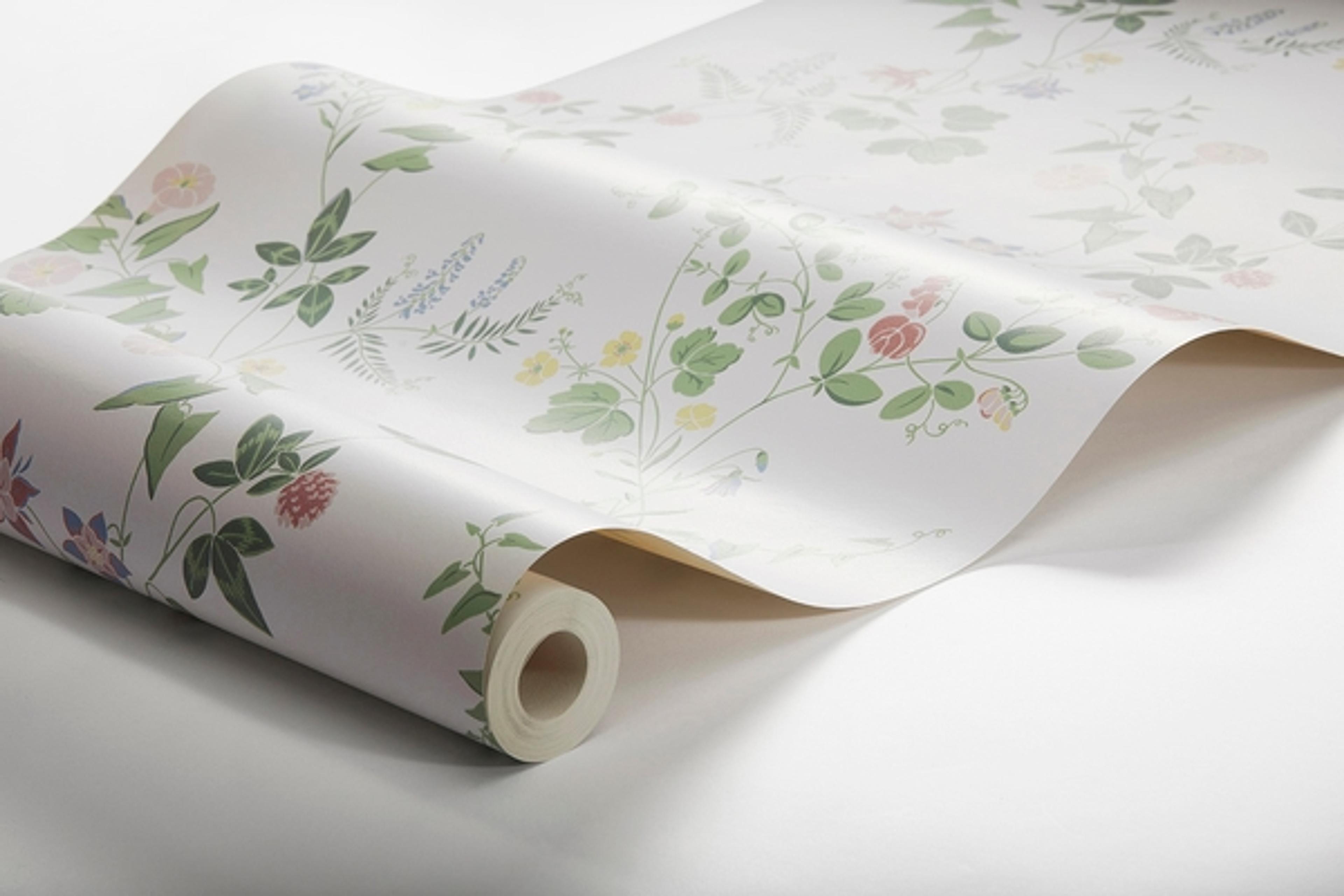 Midsummer Eve, ljus botten tapet från Boråstapeter med botaniskt mönster i vit. Från kollektionen Falsterbo III. Nonwoven-material med förskjuten passning.
