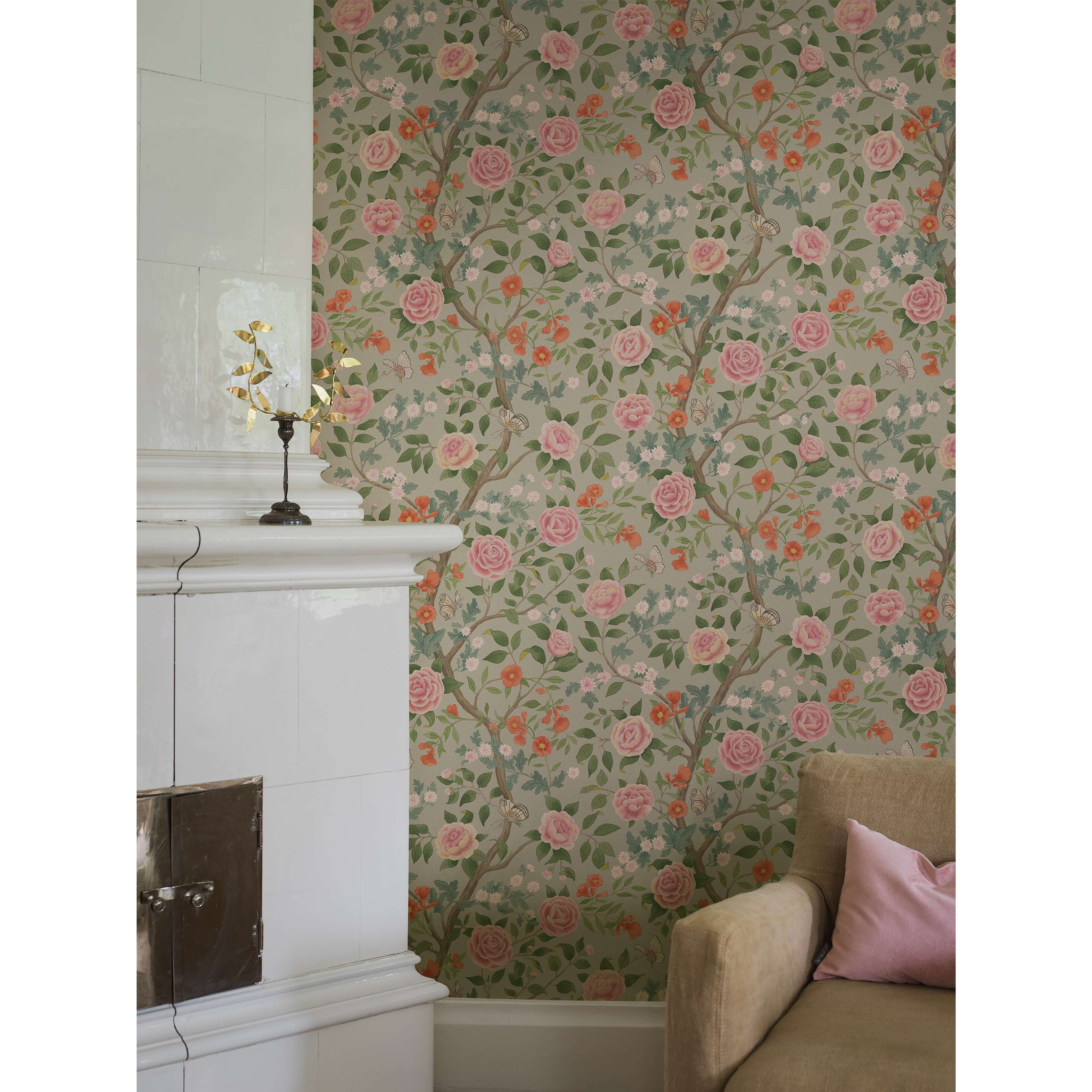 Kamelia grön, tapet tapet med botaniskt, blommigt mönster i grön. Från kollektionen Orangeri. Nonwoven-material med förskjuten passning. Passar i vardagsrum.