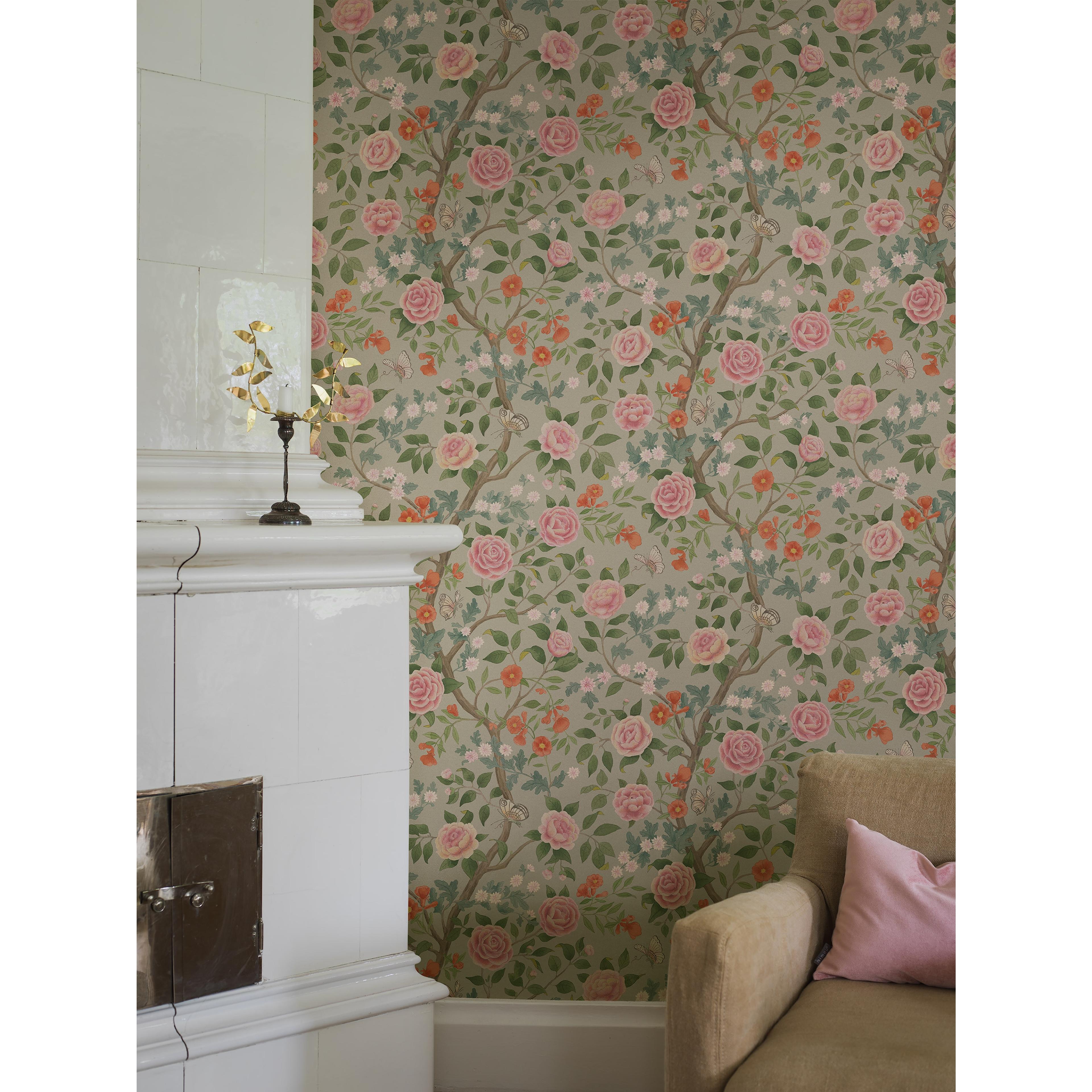 Kamelia grön, tapet tapet med botaniskt, blommigt mönster i grön. Från kollektionen Orangeri. Nonwoven-material med förskjuten passning. Passar i vardagsrum.