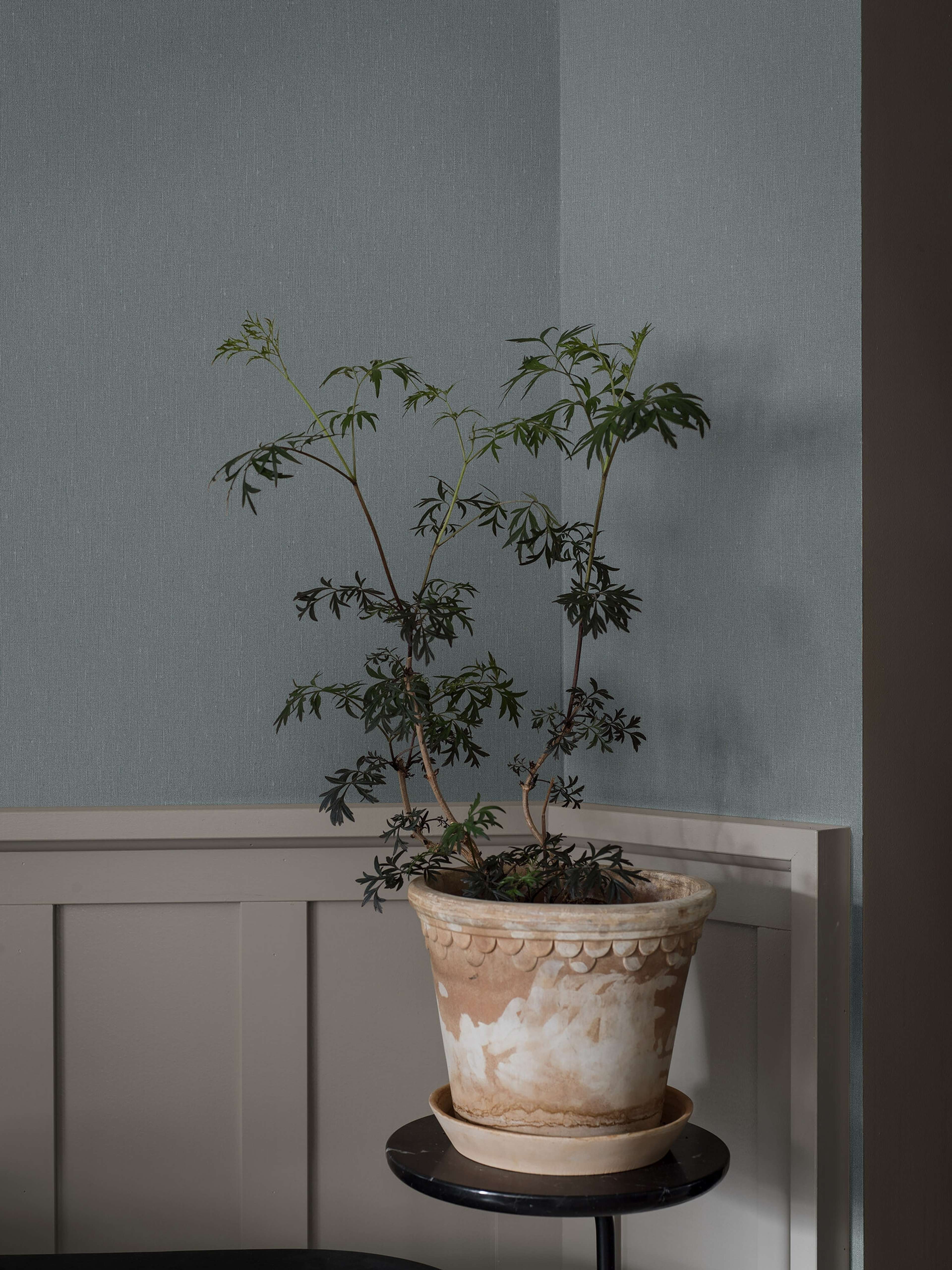 Dusty Denim tapet med enfargat, textilimitation mönster i blå. Från kollektionen Linen. Nonwoven-material. Passar i vardagsrum och matsal.