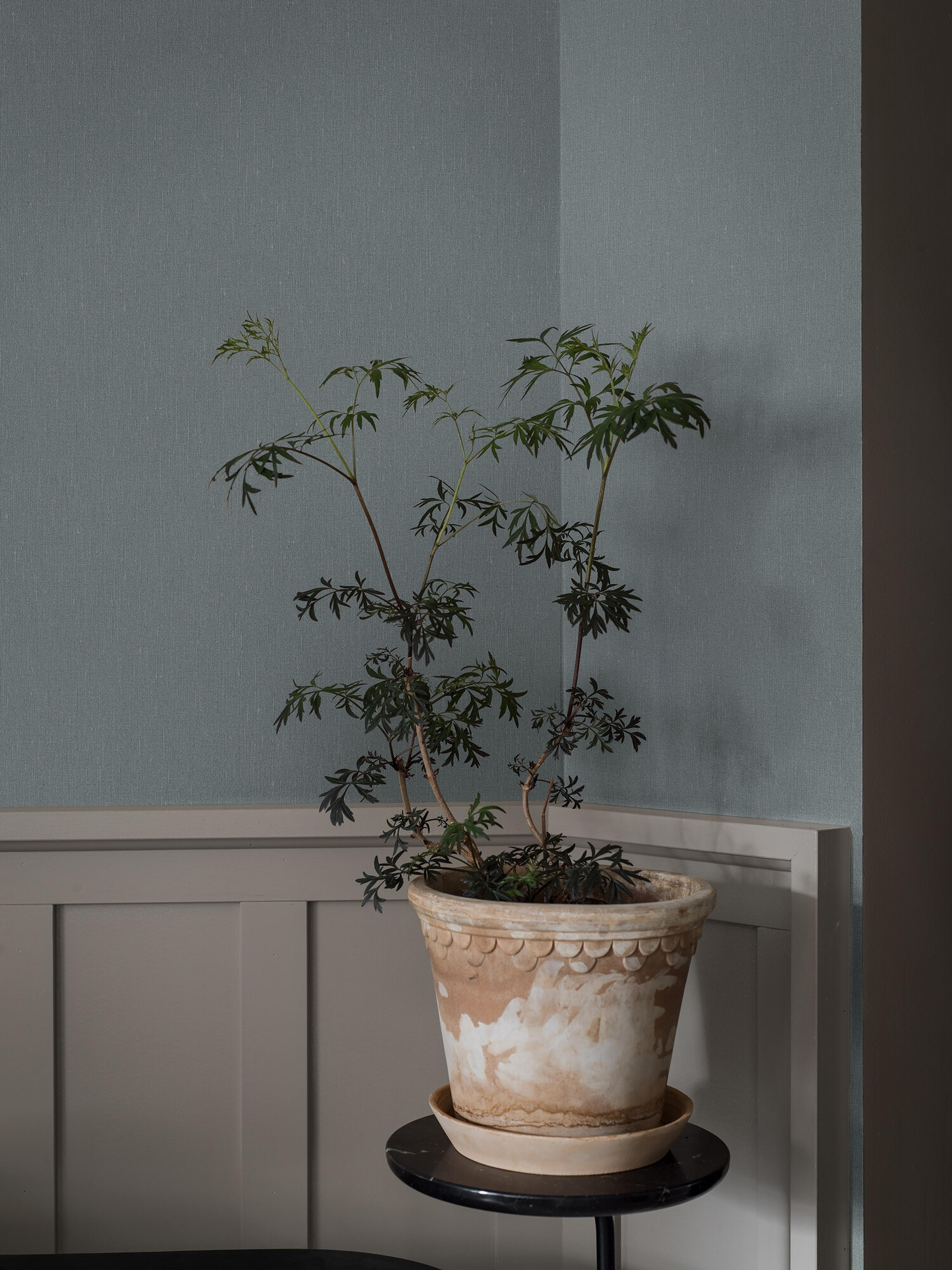 Dusty Denim tapet med enfargat, textilimitation mönster i blå. Från kollektionen Linen. Nonwoven-material. Passar i vardagsrum och matsal.